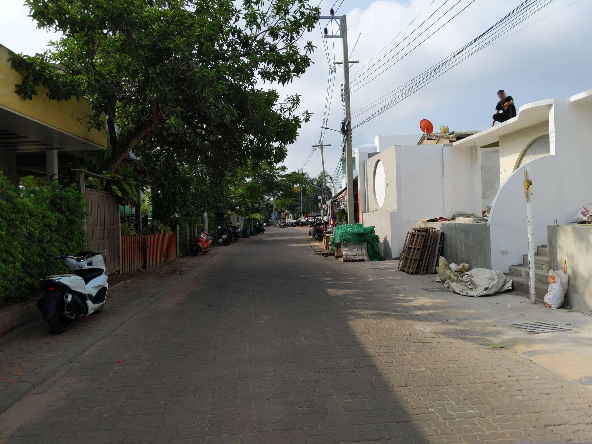 Street view near ราชาวดี รีสอร์ท (Rachawadee Resort), Ban Ko Lan — © UughoTh0 (CC BY-SA · Mapillary)