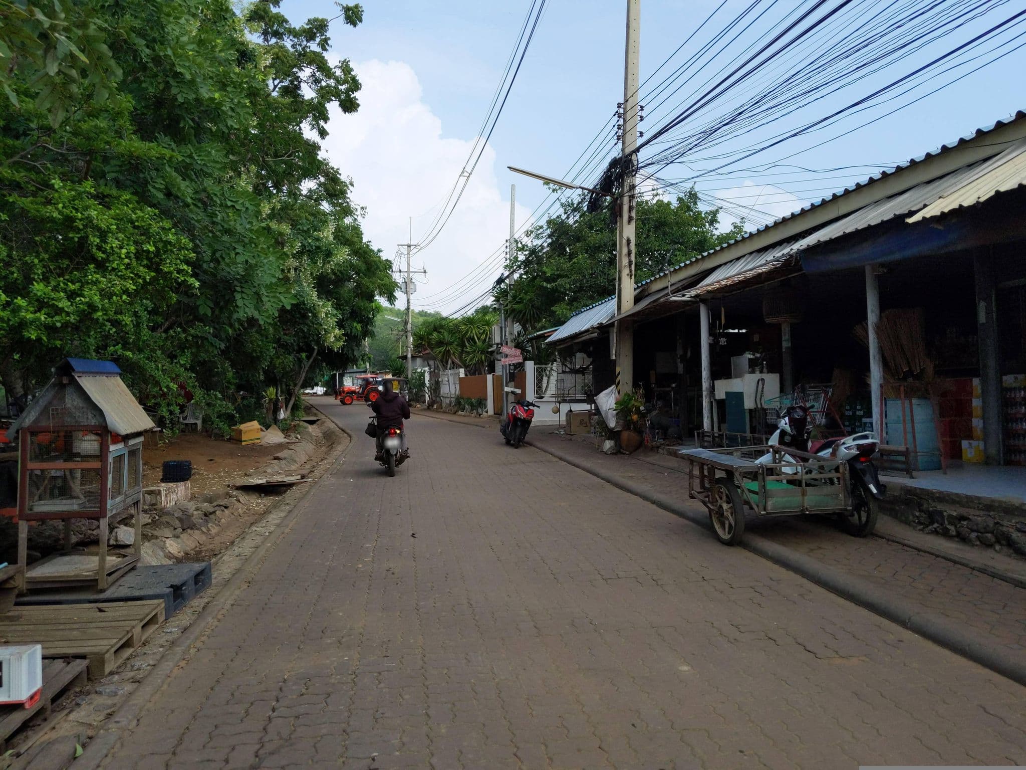 Street view near โลมารีสอร์ท, Ban Ko Lan — © UughoTh0 (CC BY-SA · Mapillary)
