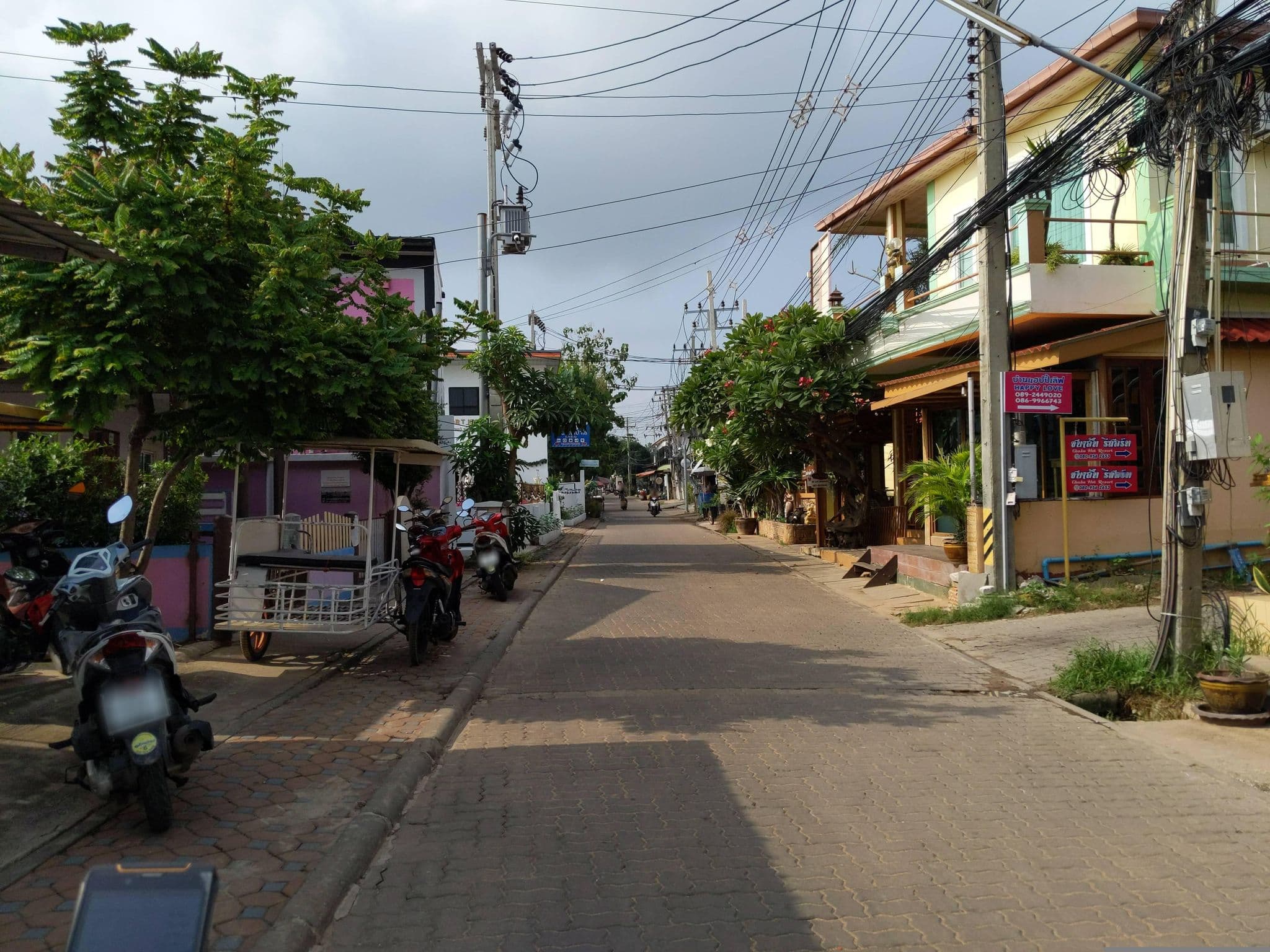 Street view near แน่งน้อยรีสอร์ต, Ban Ko Lan — © UughoTh0 (CC BY-SA · Mapillary)