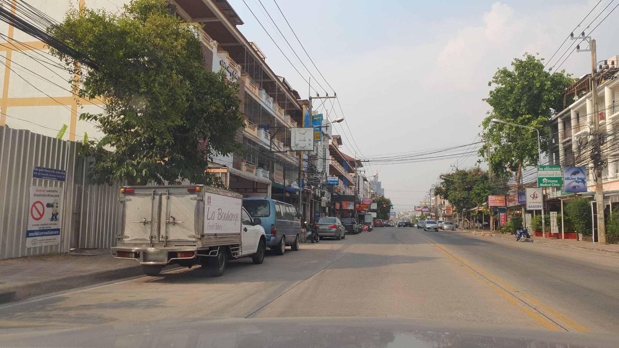 Street view near youth hostel, Pattaya — © jrcarlsen (CC BY-SA · Mapillary)