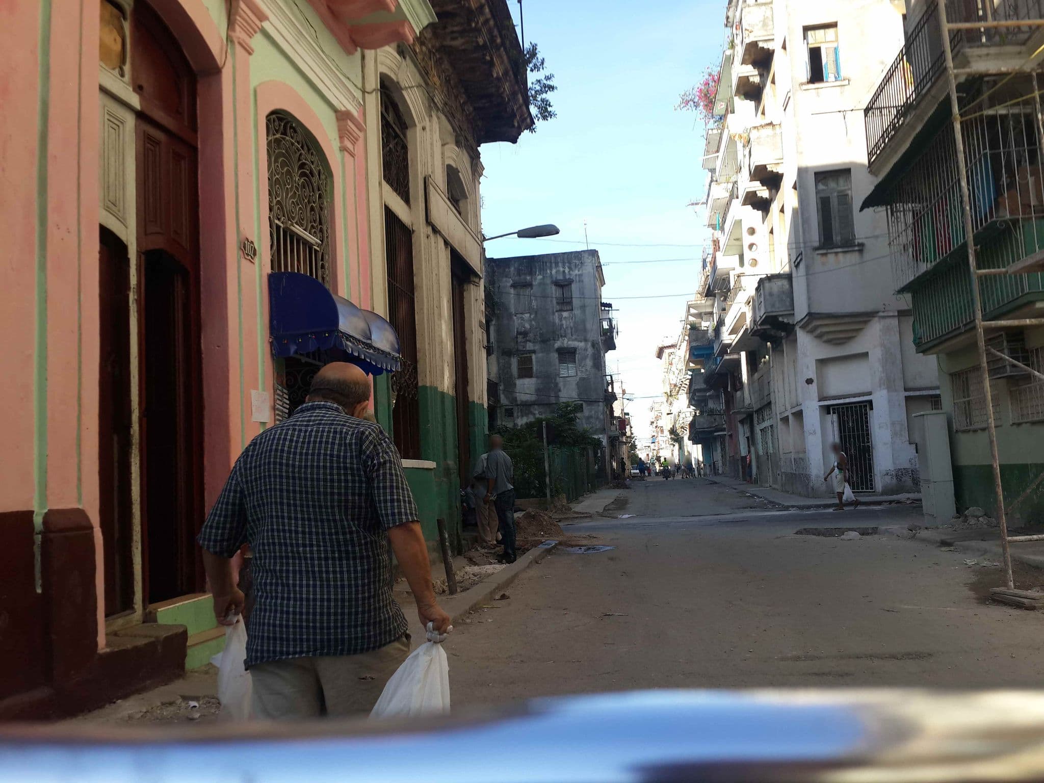 Street view near Casa La Nińa, La Habana Vieja