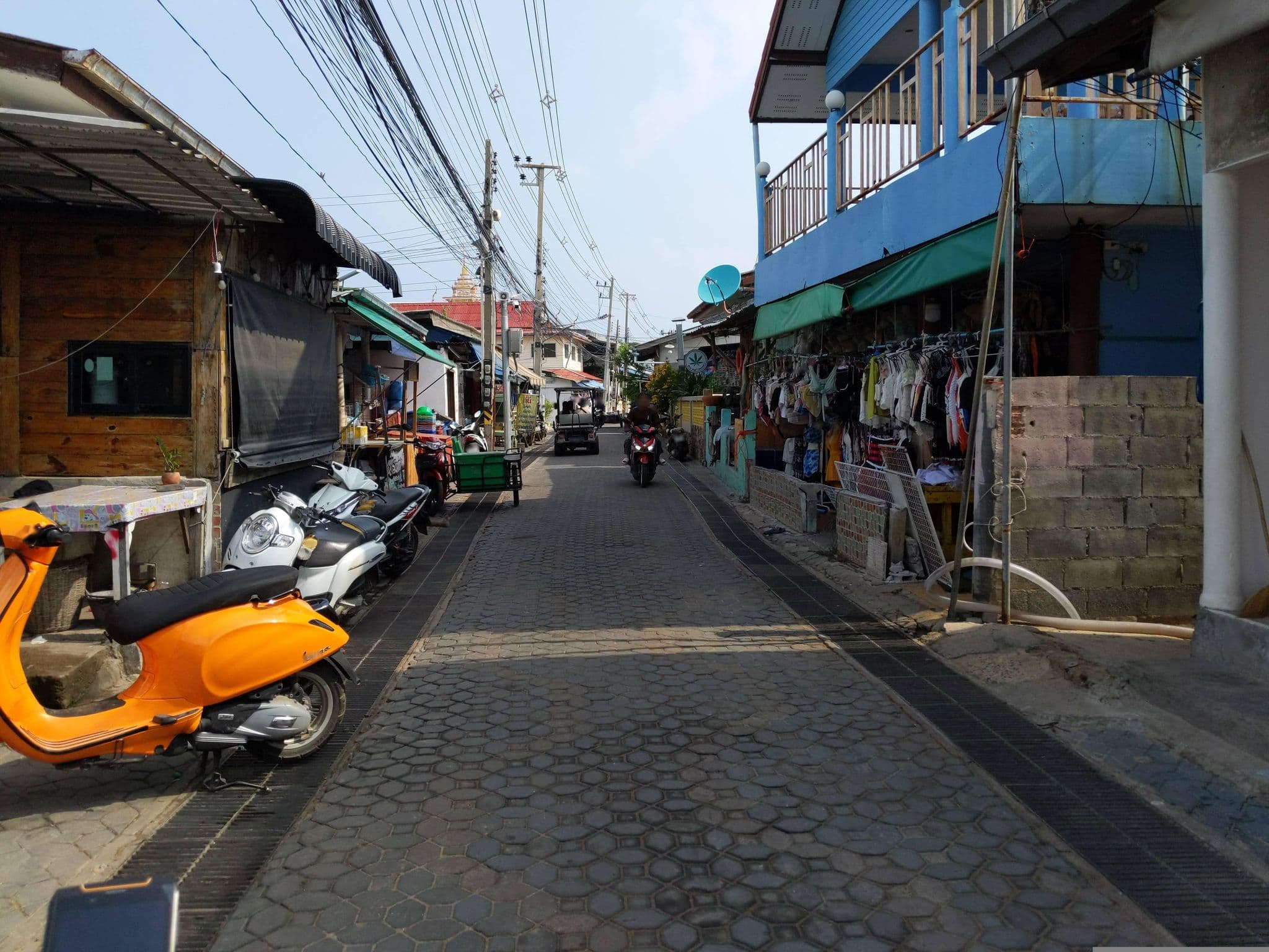 Street view near บ้านกลมกล่อม เกาะล้าน, Ban Ko Lan — © UughoTh0 (CC BY-SA · Mapillary)