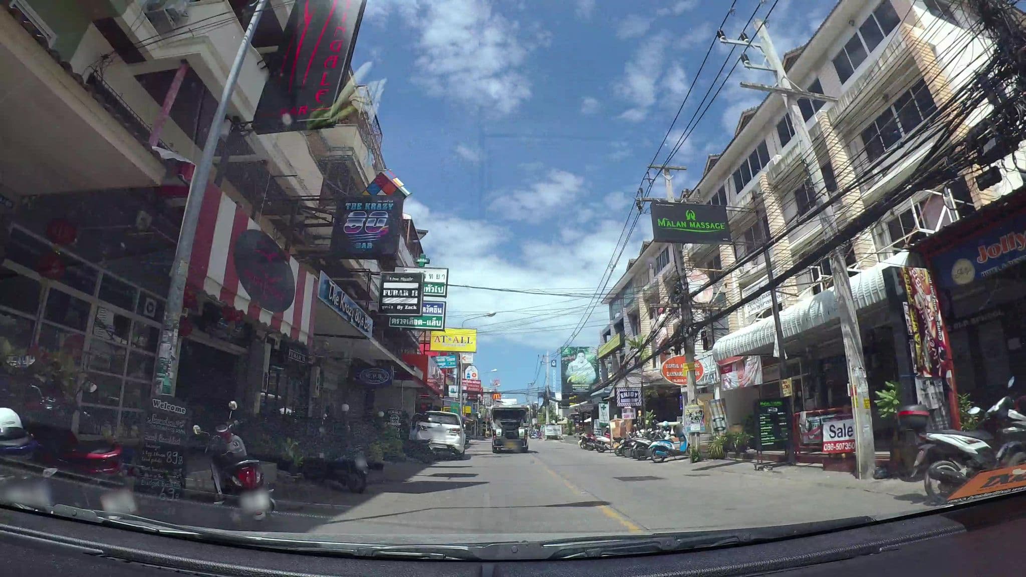 Street view near Jolly's Hotel & Restaurant, Pattaya — © kaart_3 (CC BY-SA · Mapillary)