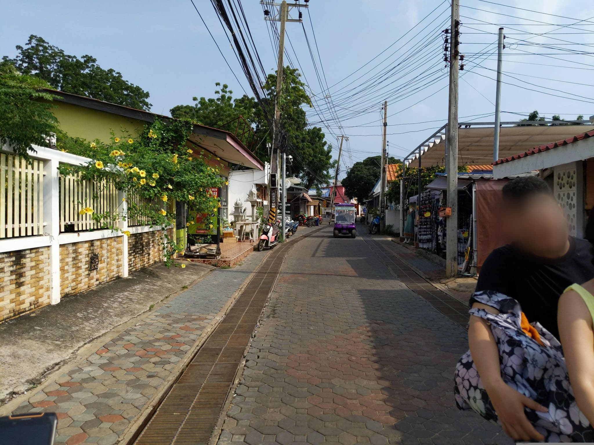 Street view near คิวทองบังกะโลเกาะล้าน, Ban Ko Lan — © UughoTh0 (CC BY-SA · Mapillary)