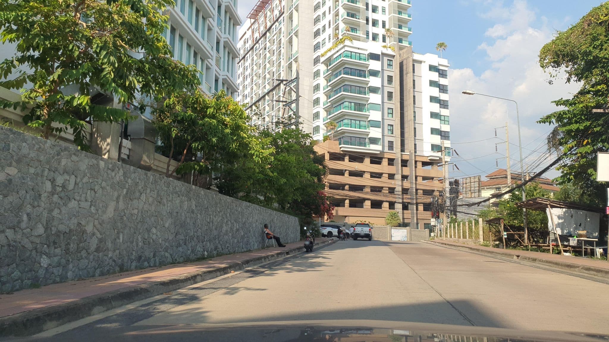 Street view near ปิ่นทองเฮ้าส์, Pattaya — © jrcarlsen (CC BY-SA · Mapillary)