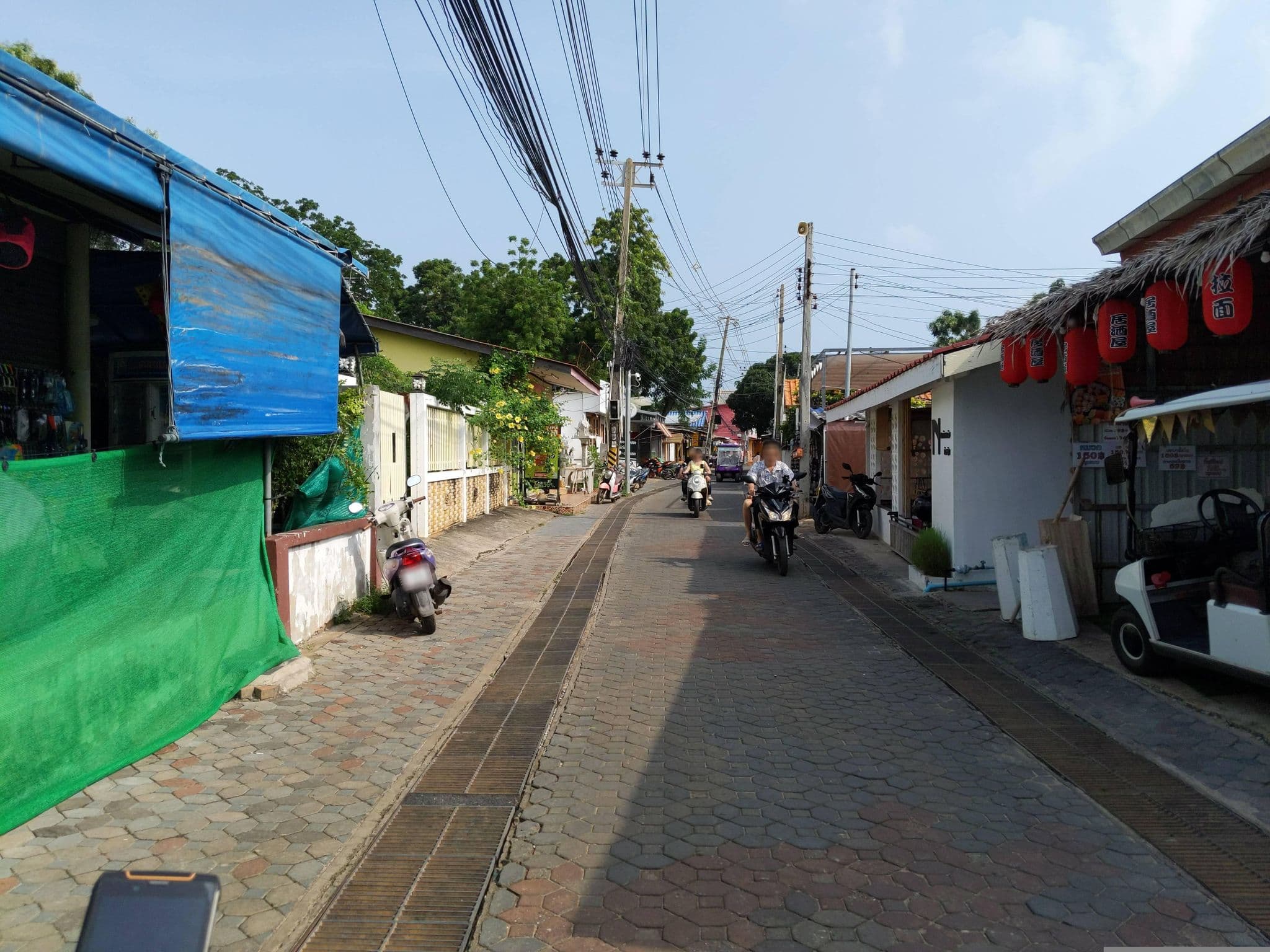 Street view near ชิดลม รีสอร์ท, Ban Ko Lan — © UughoTh0 (CC BY-SA · Mapillary)