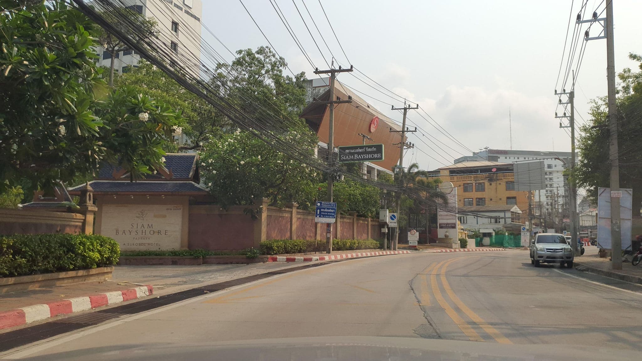 Street view near โรงแรมสยามเบย์ชอร์ร, Pattaya — © jrcarlsen (CC BY-SA · Mapillary)