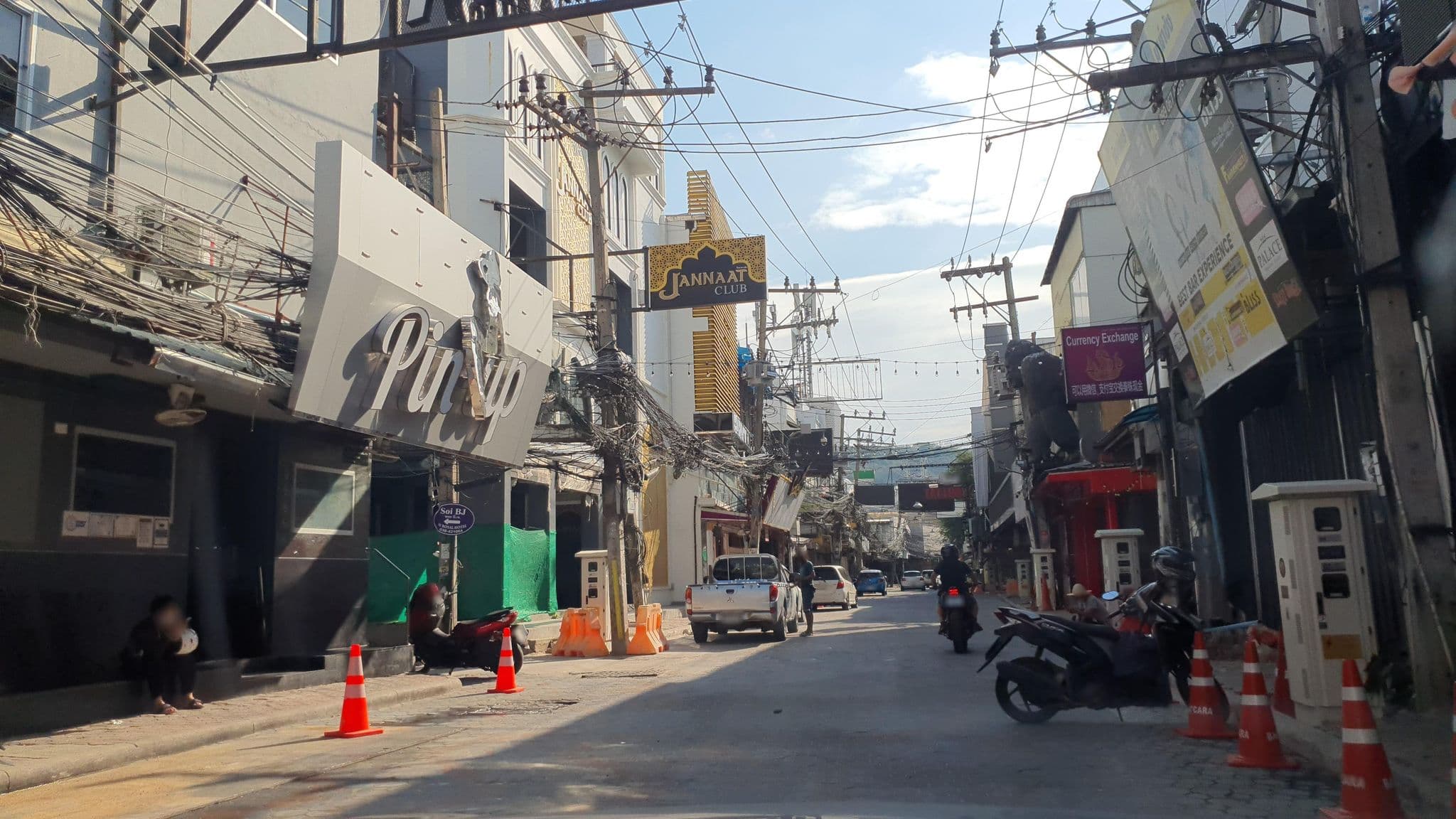 Street view near KK Inn Hotel, Pattaya — © jrcarlsen (CC BY-SA · Mapillary)