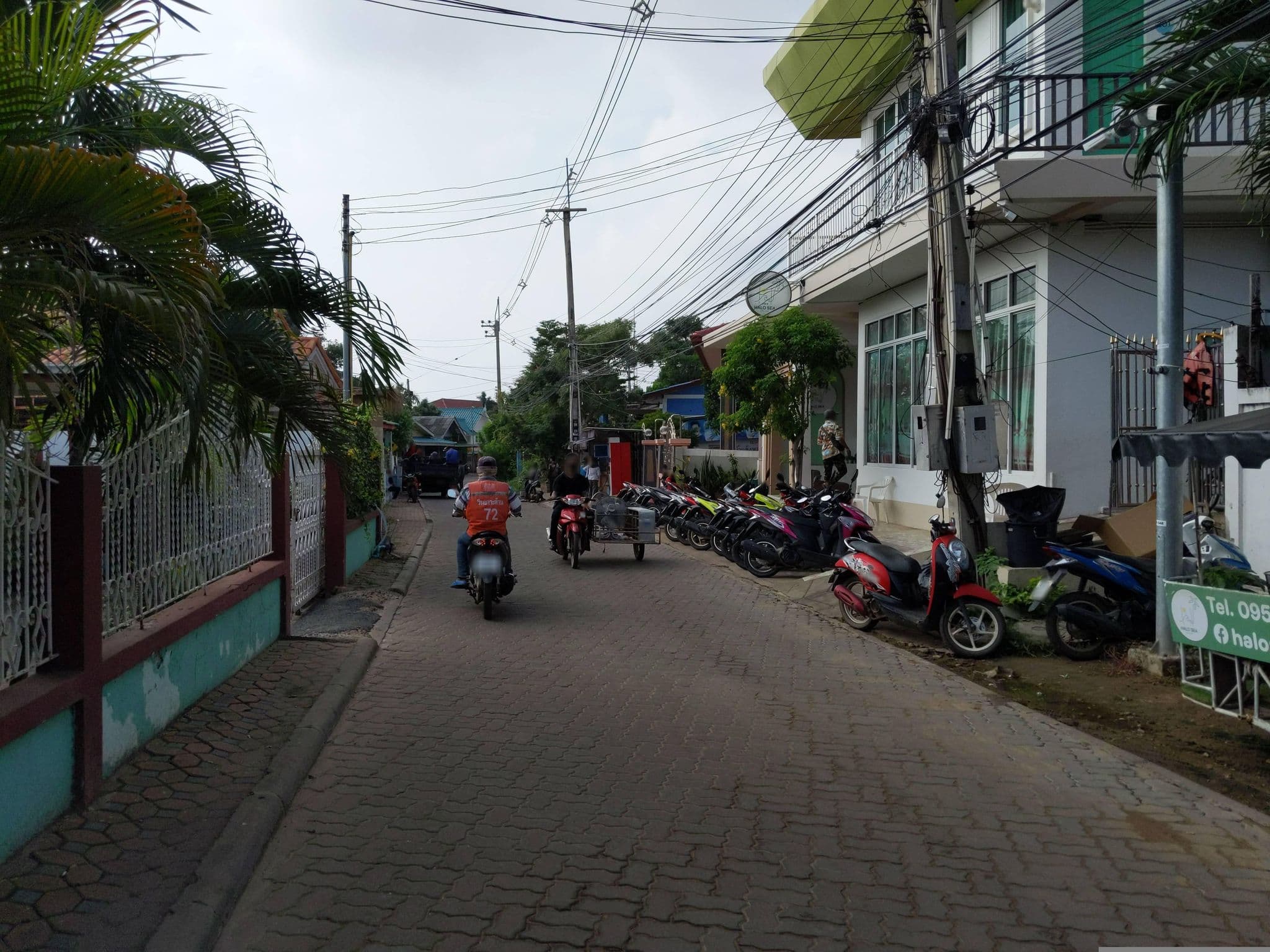 Street view near บ้านป้าแอ๊ด เกาะล้าน, Ban Ko Lan — © UughoTh0 (CC BY-SA · Mapillary)