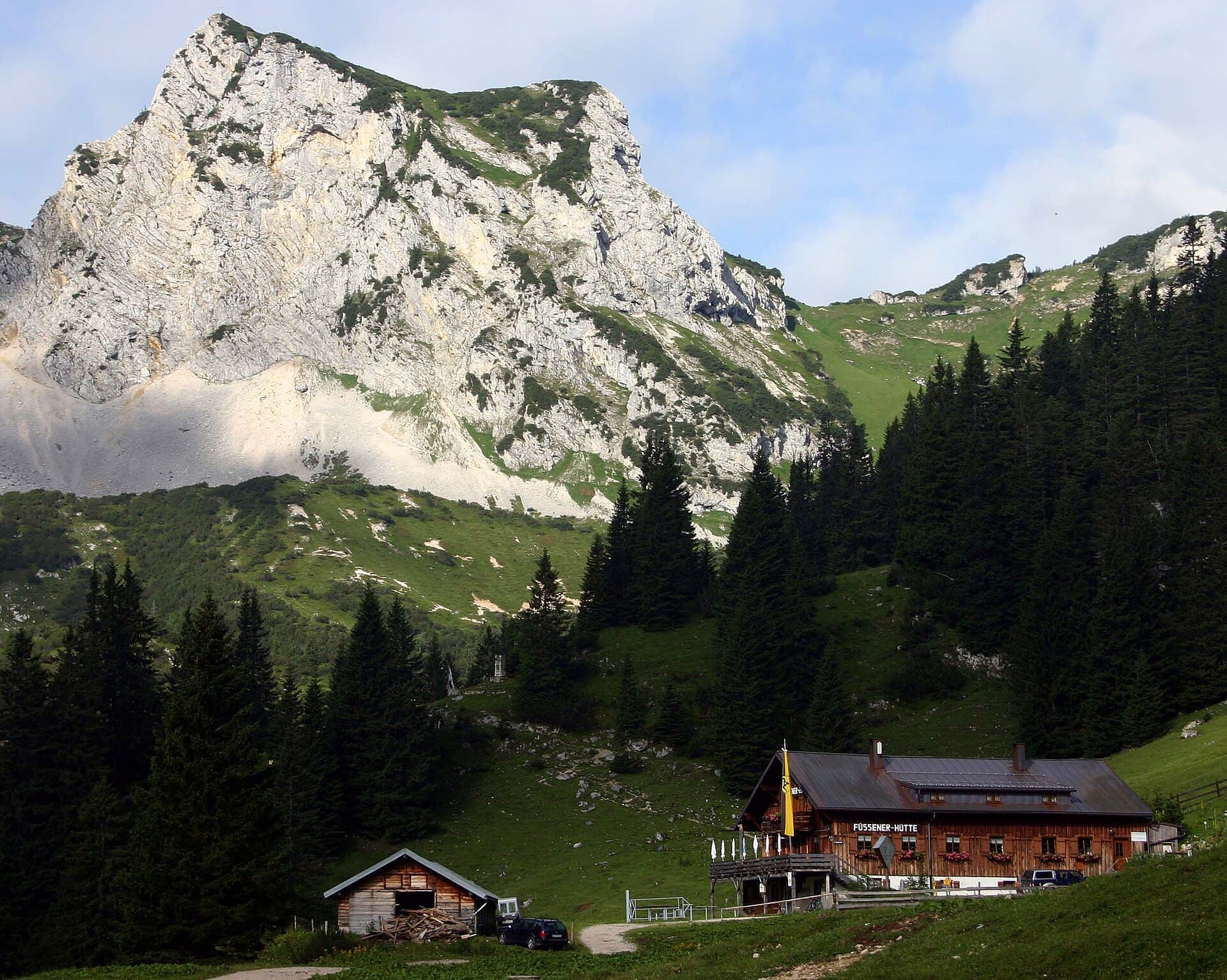 Füssener Hütte (via Wikimedia Commons, CC BY-SA 3.0)