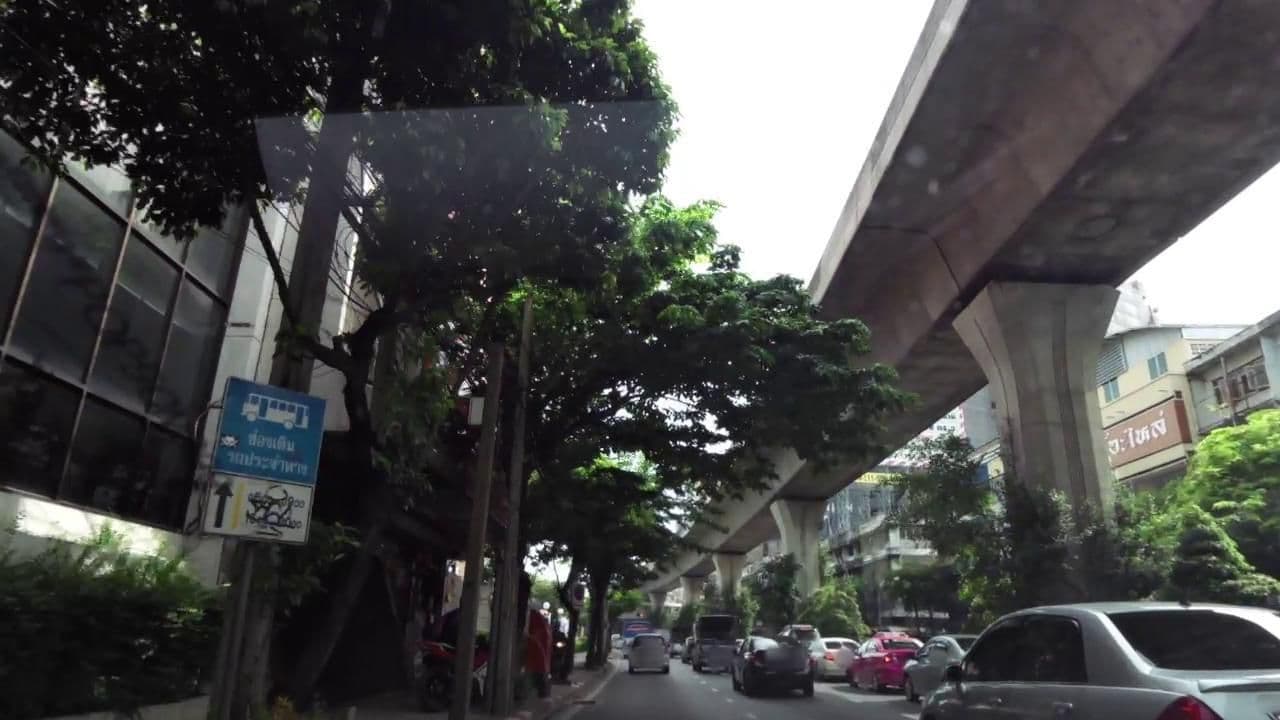 Street view near Buri Hostel, Phra Khanong — © toffy (CC BY-SA · Mapillary)