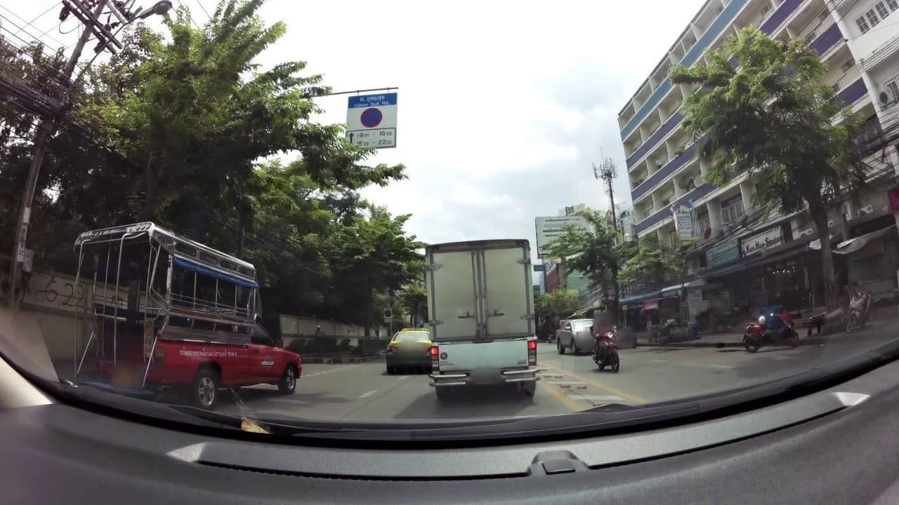 Street view near โรงแรมอุดมสุข, Phra Khanong — © krittimanu (CC BY-SA · Mapillary)