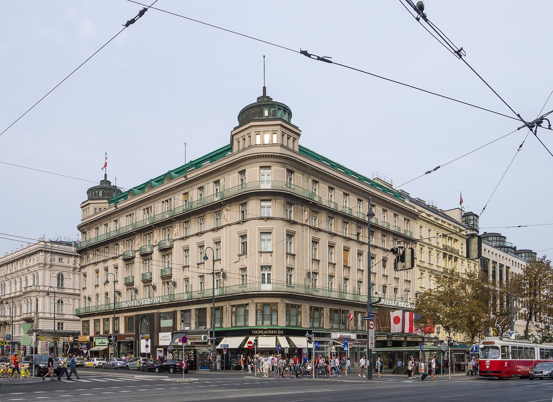 Hotel Bristol (via Wikimedia Commons, CC BY-SA 3.0 at)