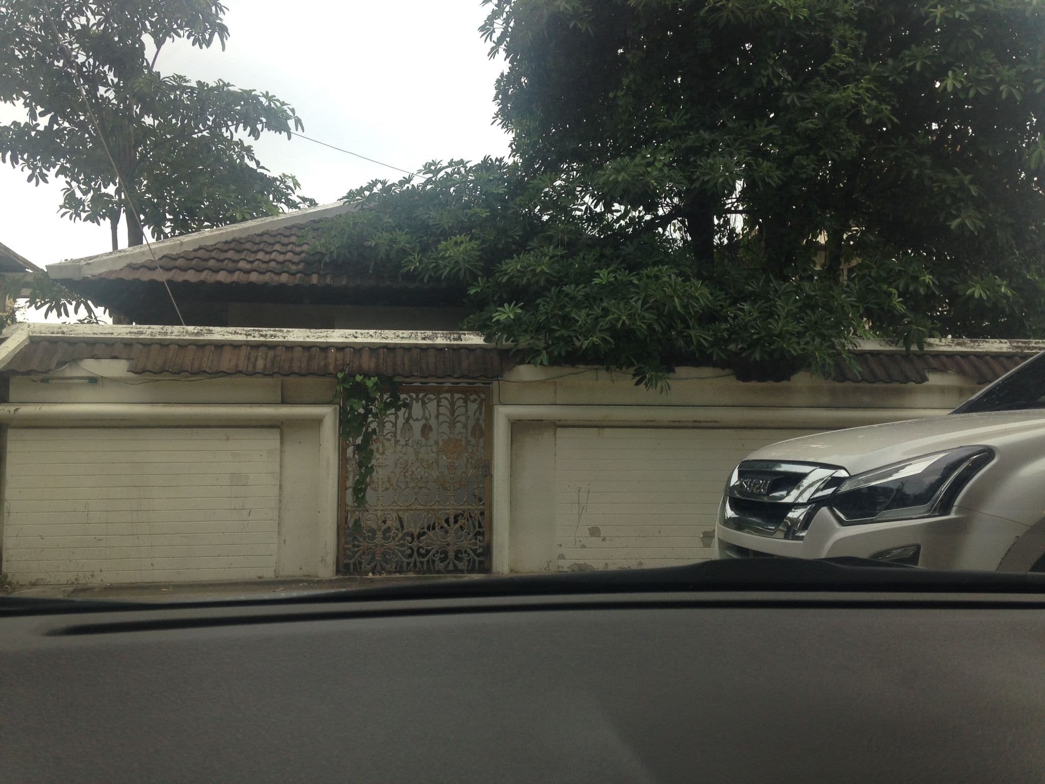 Street view near บังกะโลชายหาด, Ban Ang Sila — © ratirat (CC BY-SA · Mapillary)
