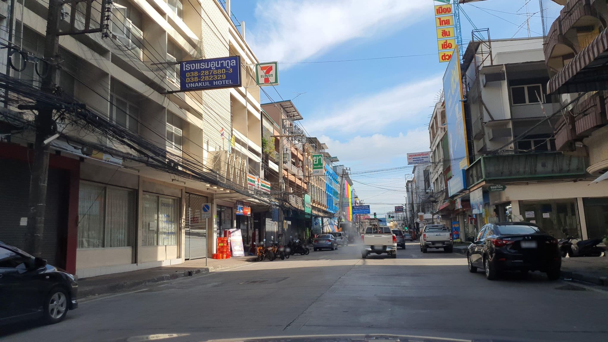 Street view near Likhid Hotel, Chon Buri — © jrcarlsen (CC BY-SA · Mapillary)