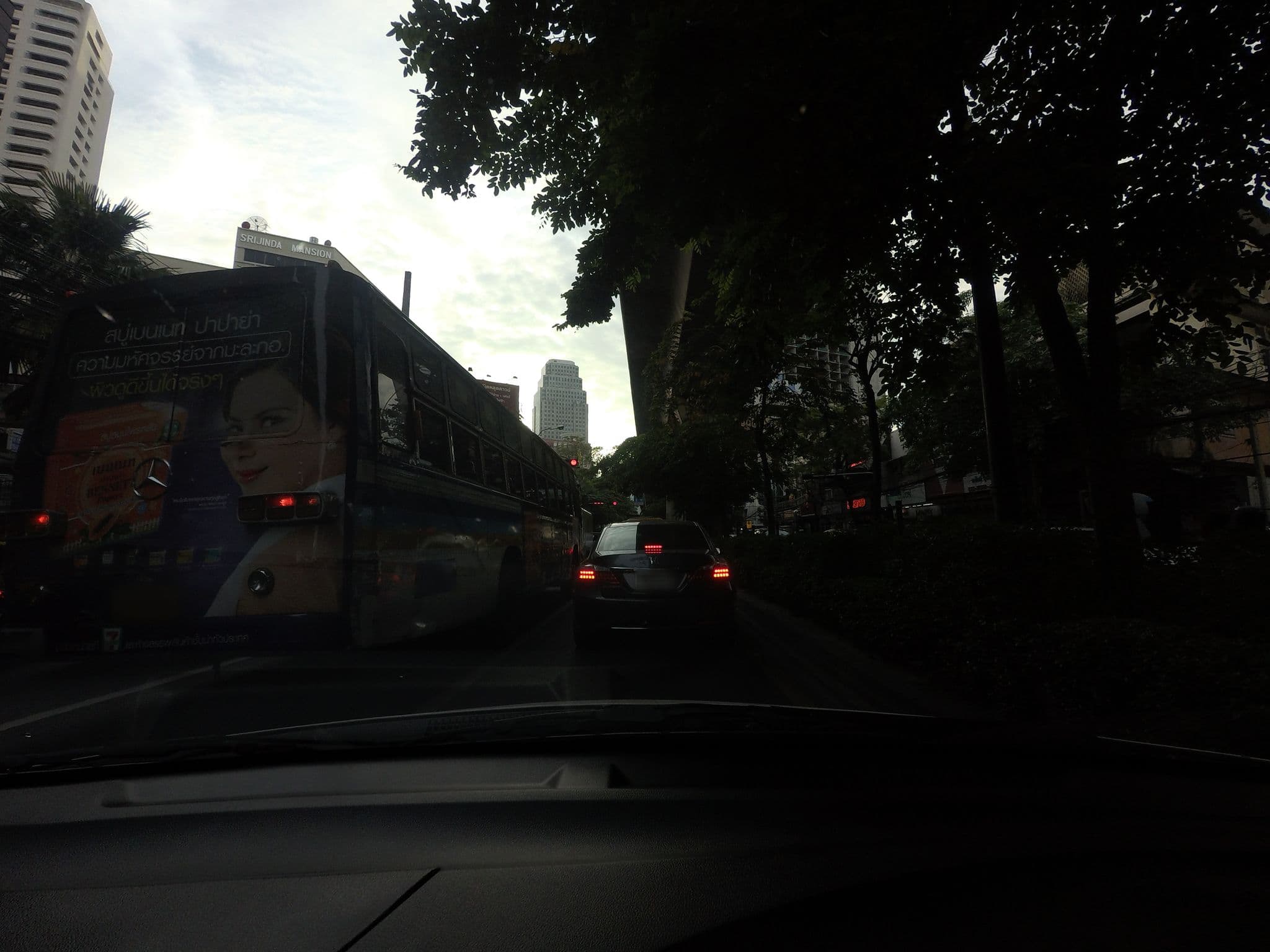 Street view near Hoilday Inn Pool @Sukhumvit 22, Watthana — © mishari (CC BY-SA · Mapillary)