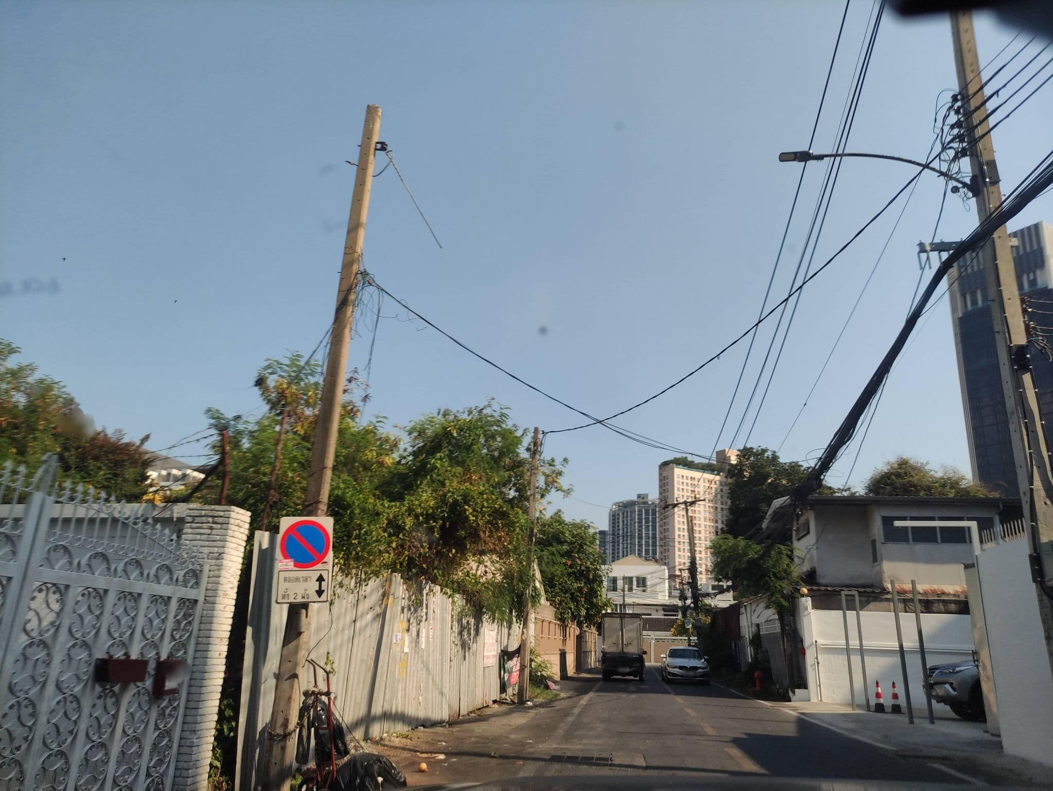 Street view near Marriott Executive Apartments, Watthana — © kasetitkml_pipitchai (CC BY-SA · Mapillary)