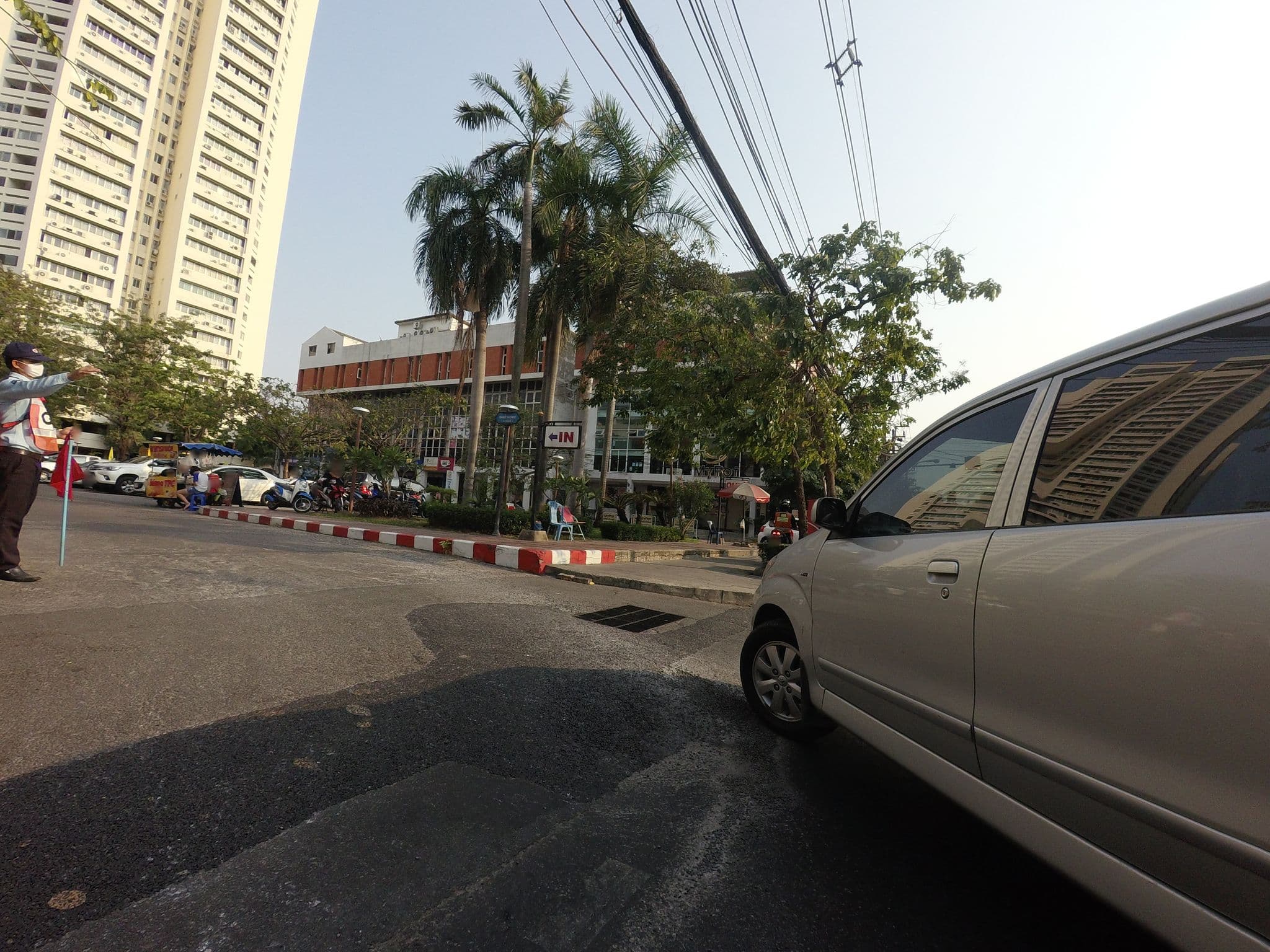 Street view near โรงแรมมณีสังขะ, Watthana — © mishari (CC BY-SA · Mapillary)