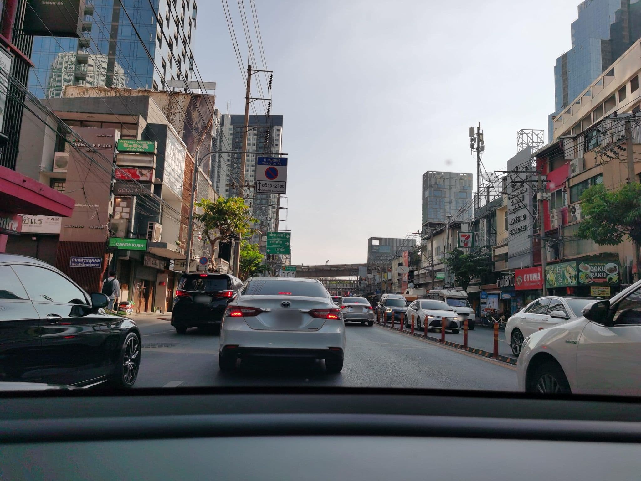 Street view near Bibi Clinic, Watthana — © lin_wang (CC BY-SA · Mapillary)