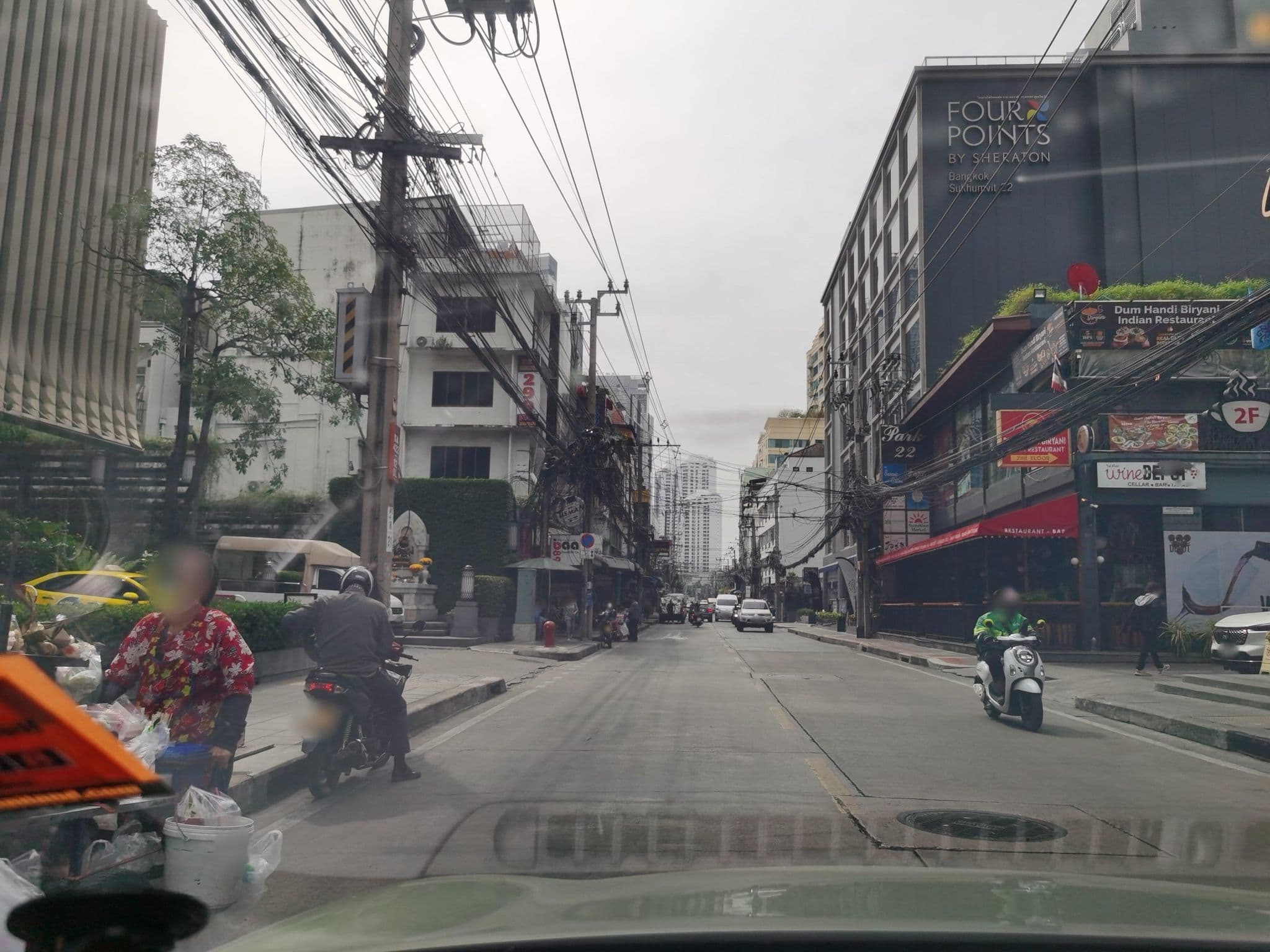 Street view near Imperial Hotel Bangkok, Watthana — © lin_wang (CC BY-SA · Mapillary)