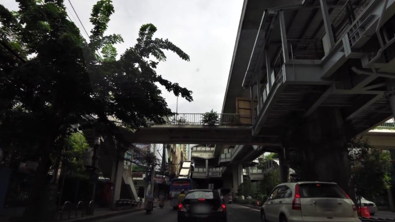 Street view near Rabbit's Hole Hostel, Phra Khanong — © toffy (CC BY-SA · Mapillary)