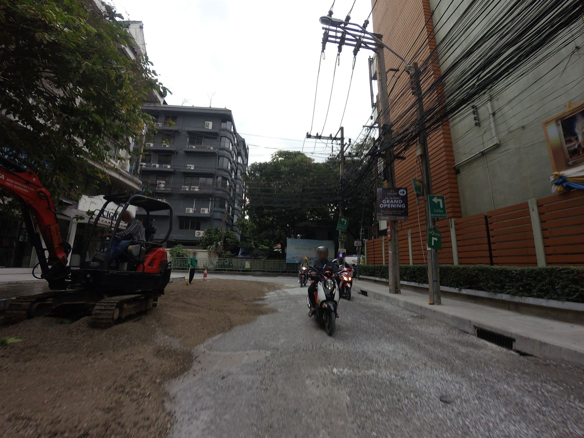 Street view near Miku Guesthouse, Watthana — © mishari (CC BY-SA · Mapillary)