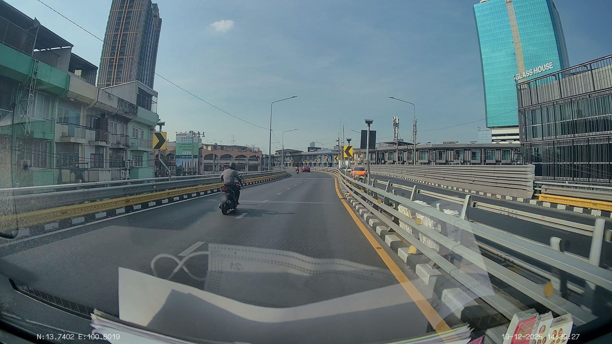 Street view near Bb Glass House, Watthana — © ThailandCambodia (CC BY-SA · Mapillary)