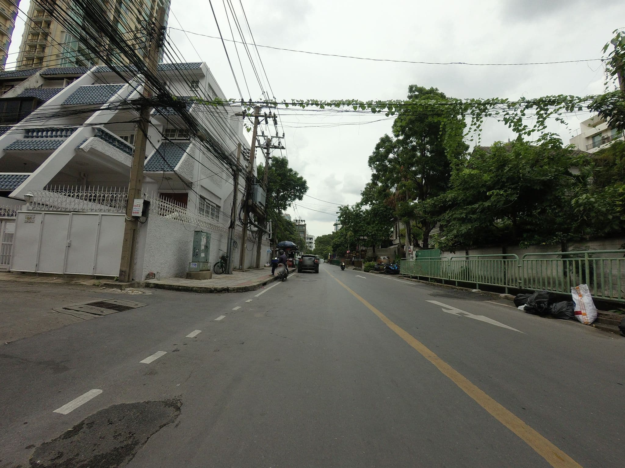 Street view near The Eugenia Hotel, Watthana — © mishari (CC BY-SA · Mapillary)