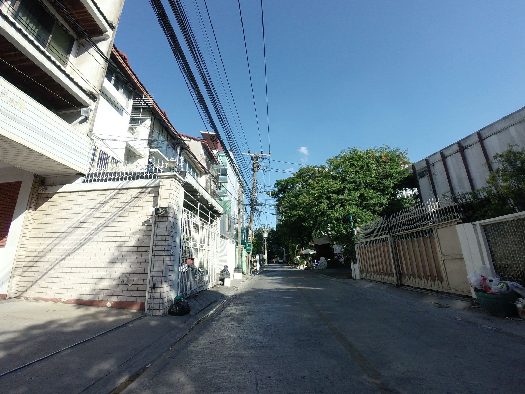 Street view near Mayu Bangkok, Watthana — © mishari (CC BY-SA · Mapillary)