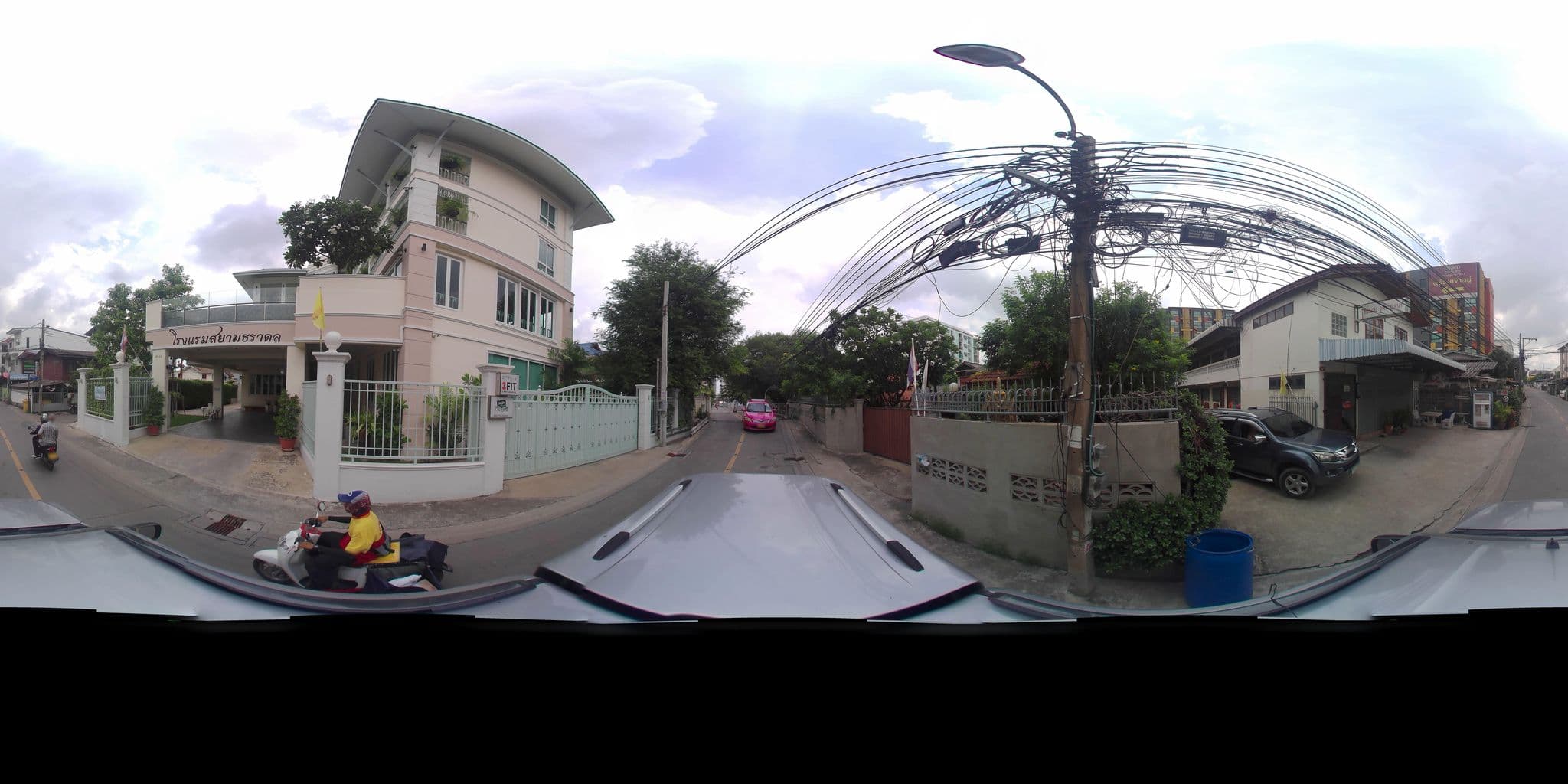 Street view near Siam Tharadol, Phra Khanong — © tritaporn (CC BY-SA · Mapillary)