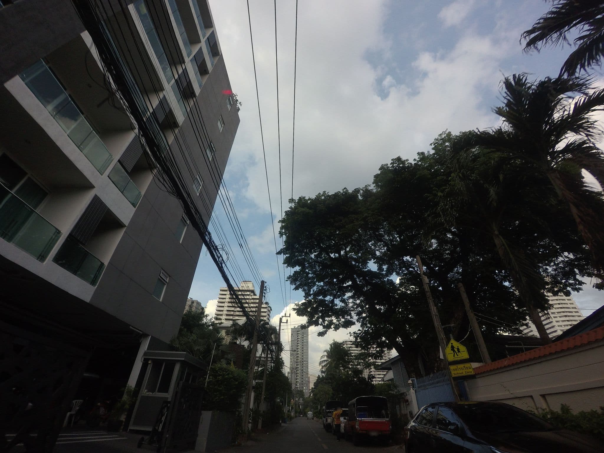 Street view near Drive-in Love Hotel, Watthana — © mishari (CC BY-SA · Mapillary)