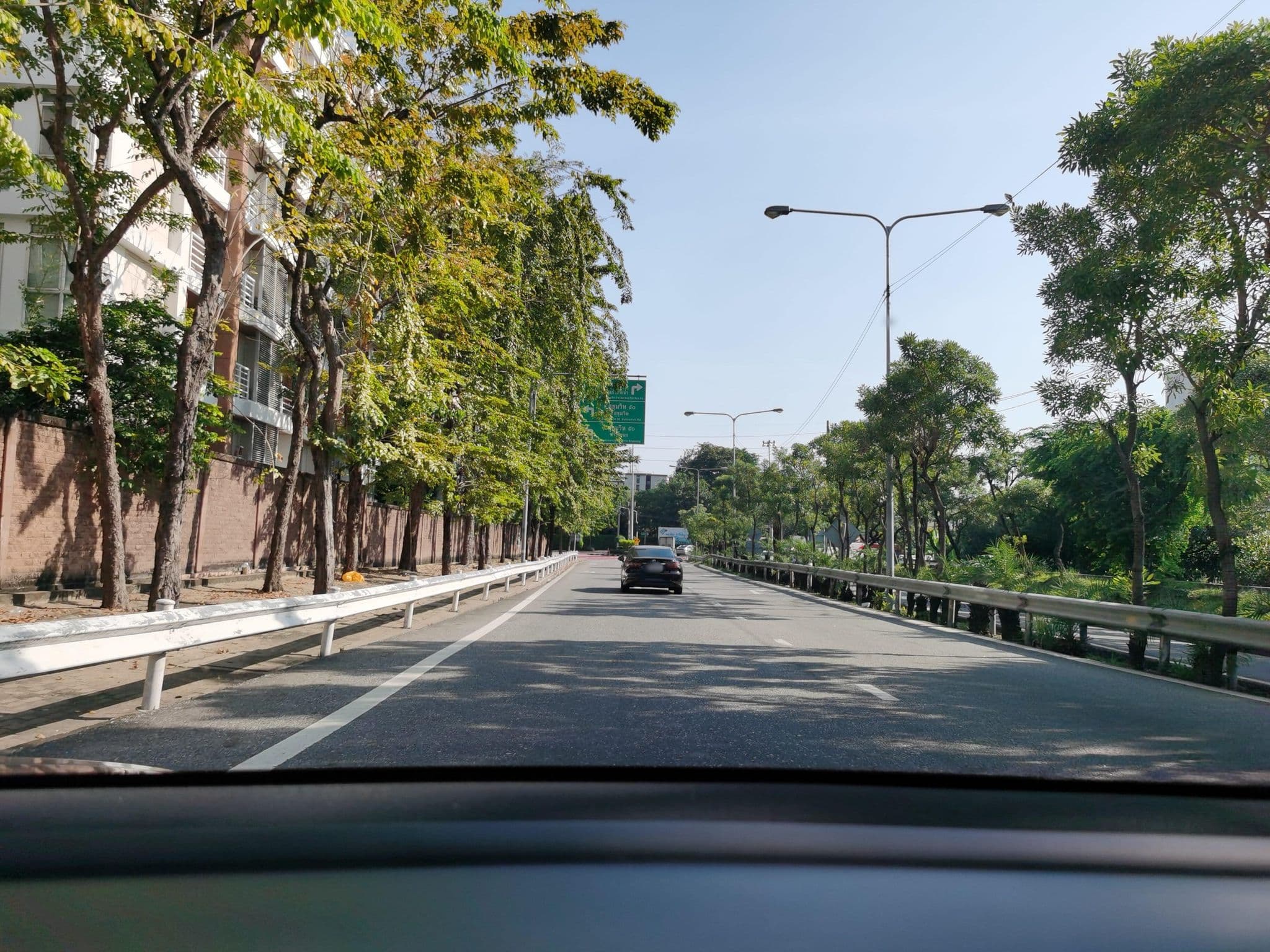 Street view near Swimming Pool @ The Link, Phra Khanong — © lin_wang (CC BY-SA · Mapillary)