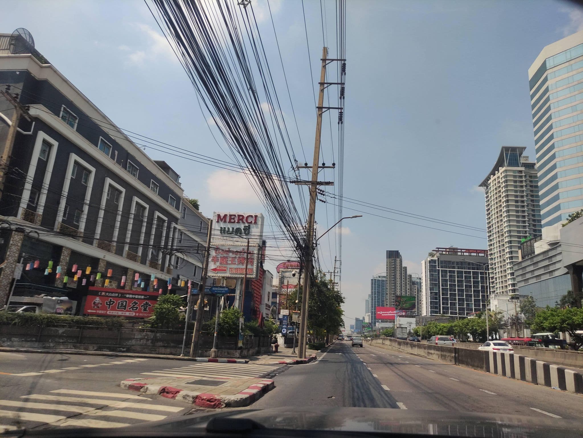 Street view near Lemon Grass Bangkok, Huai Khwang — © kasetitkml_pipitchai (CC BY-SA · Mapillary)