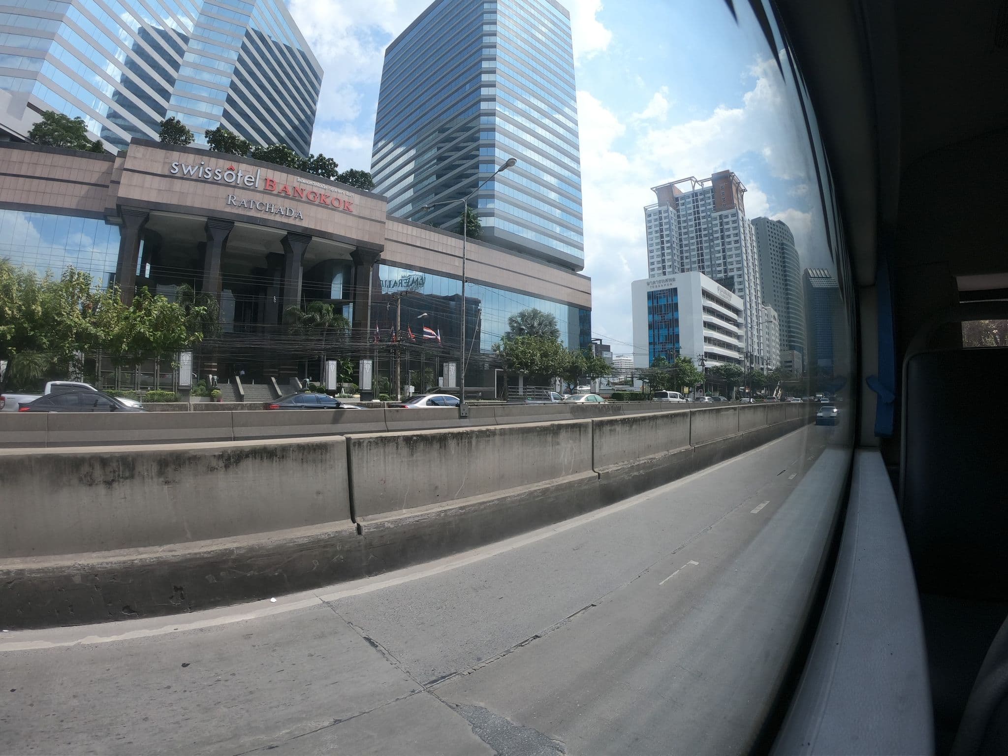 Street view near Swimming Pool, Huai Khwang — © ozflor (CC BY-SA · Mapillary)