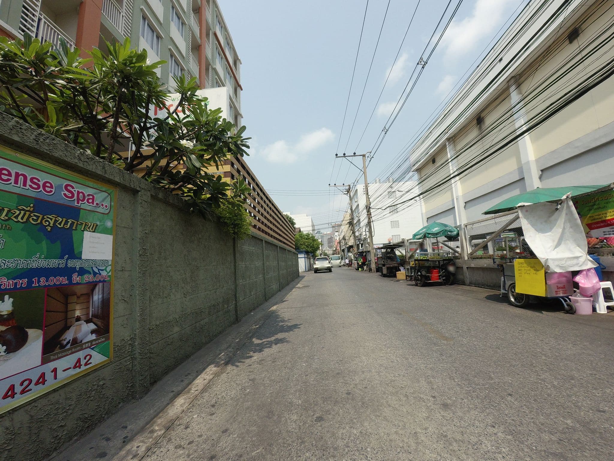 Street view near Prom Ratchada Residence & Spa, Huai Khwang — © mishari (CC BY-SA · Mapillary)