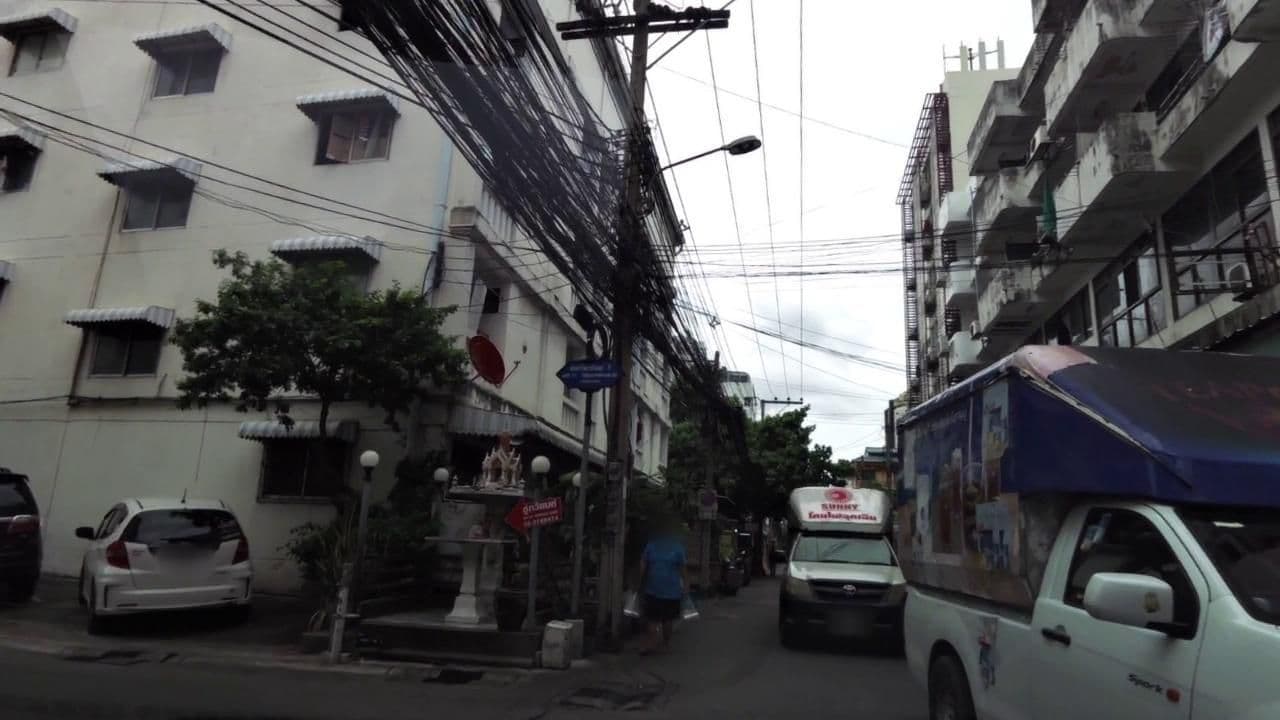 Street view near คริสตัล โฮเต็ล, Huai Khwang — © toffy (CC BY-SA · Mapillary)