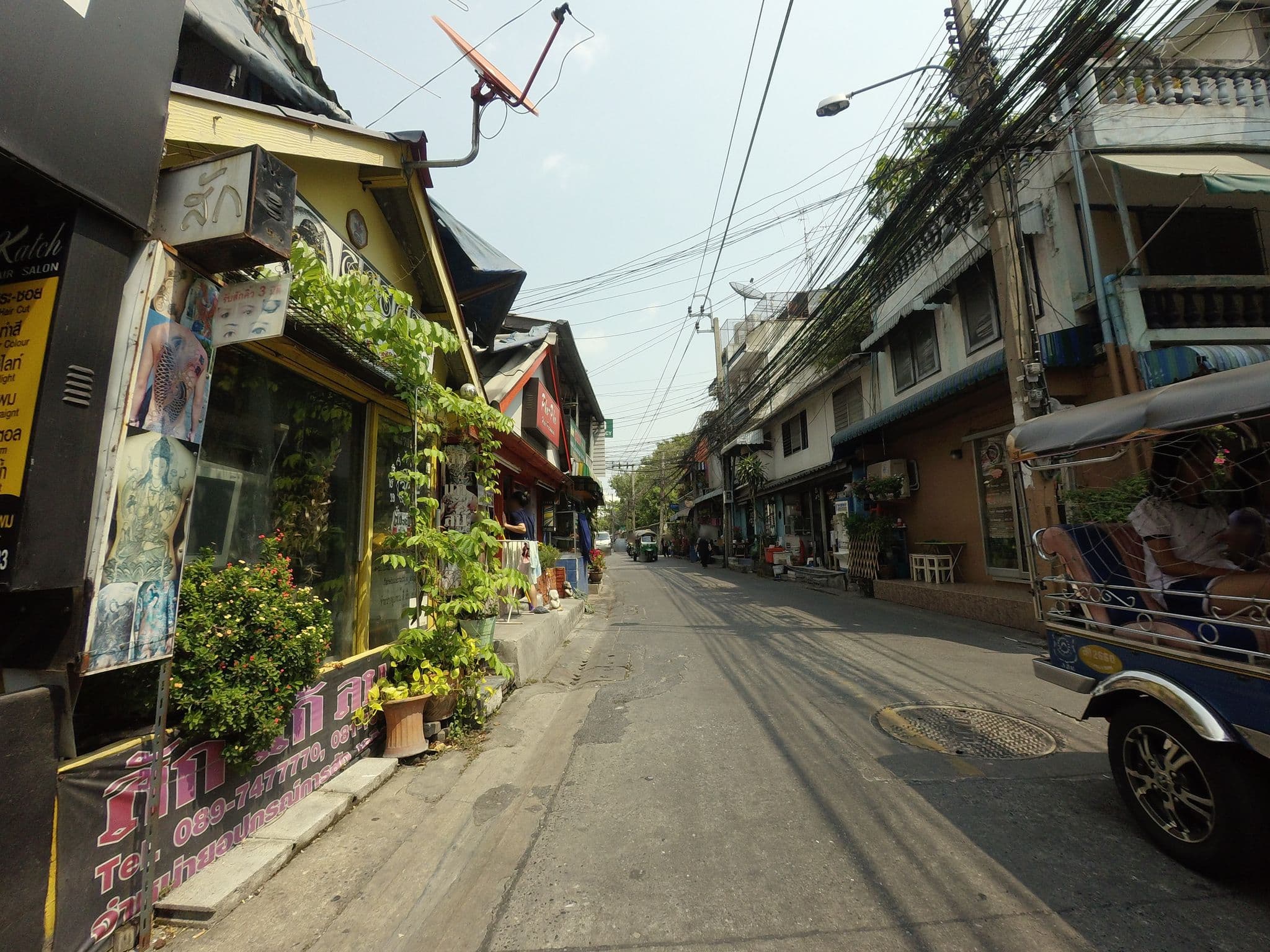 Street view near Rotfai Hostel, Huai Khwang — © mishari (CC BY-SA · Mapillary)