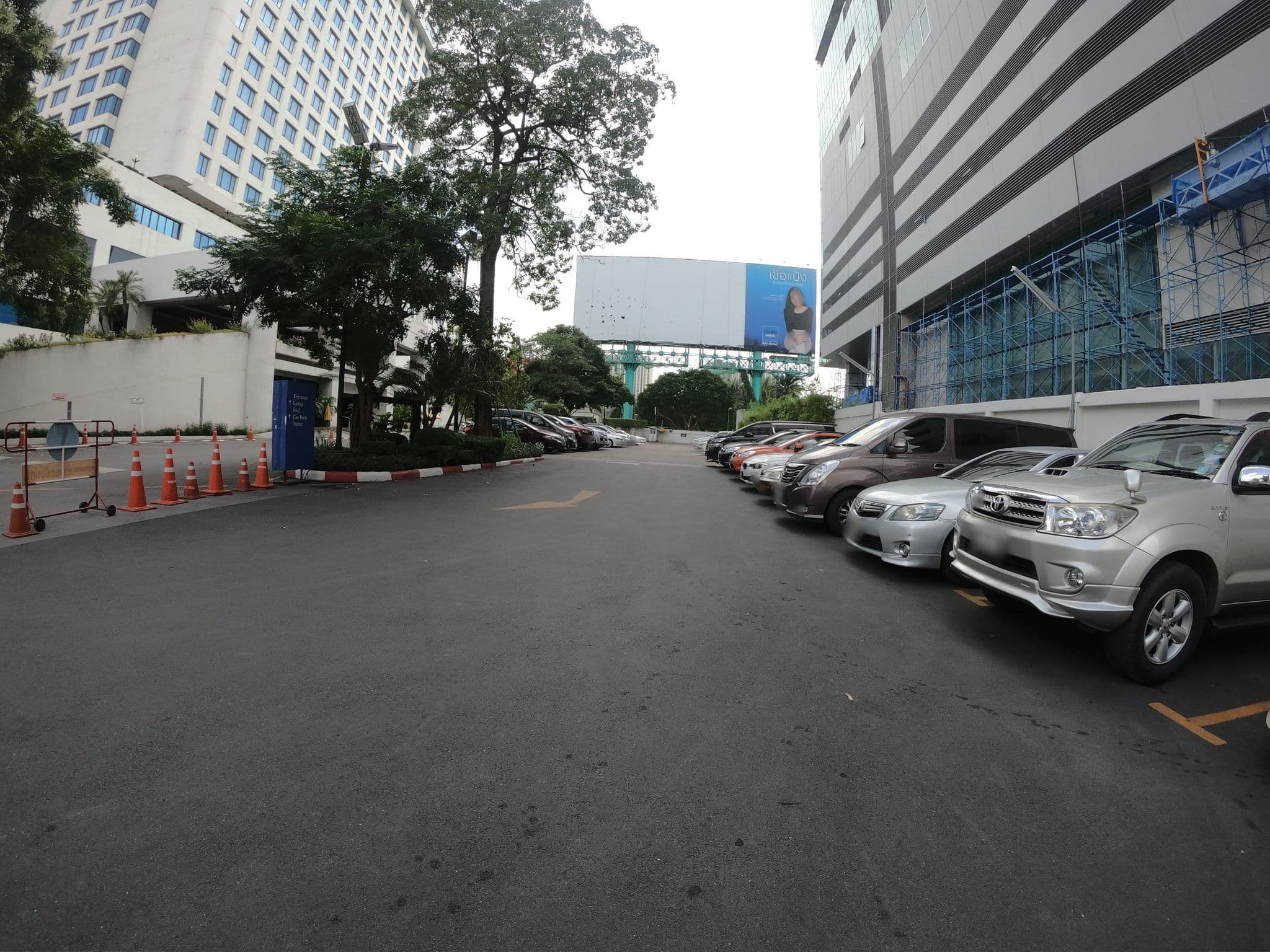 Street view near Radisson Hotel, Huai Khwang — © ozflor (CC BY-SA · Mapillary)