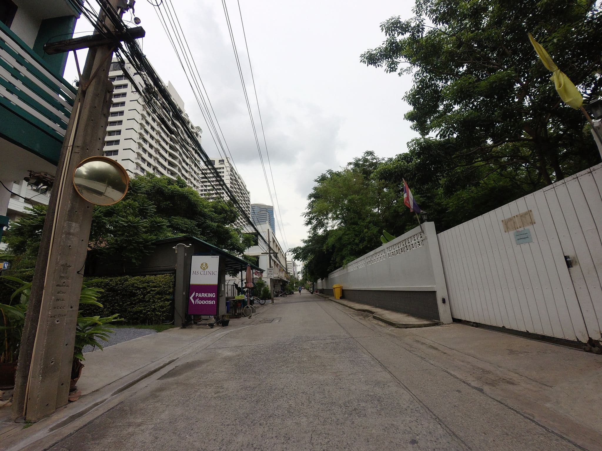 Street view near The Romn, Watthana — © mishari (CC BY-SA · Mapillary)