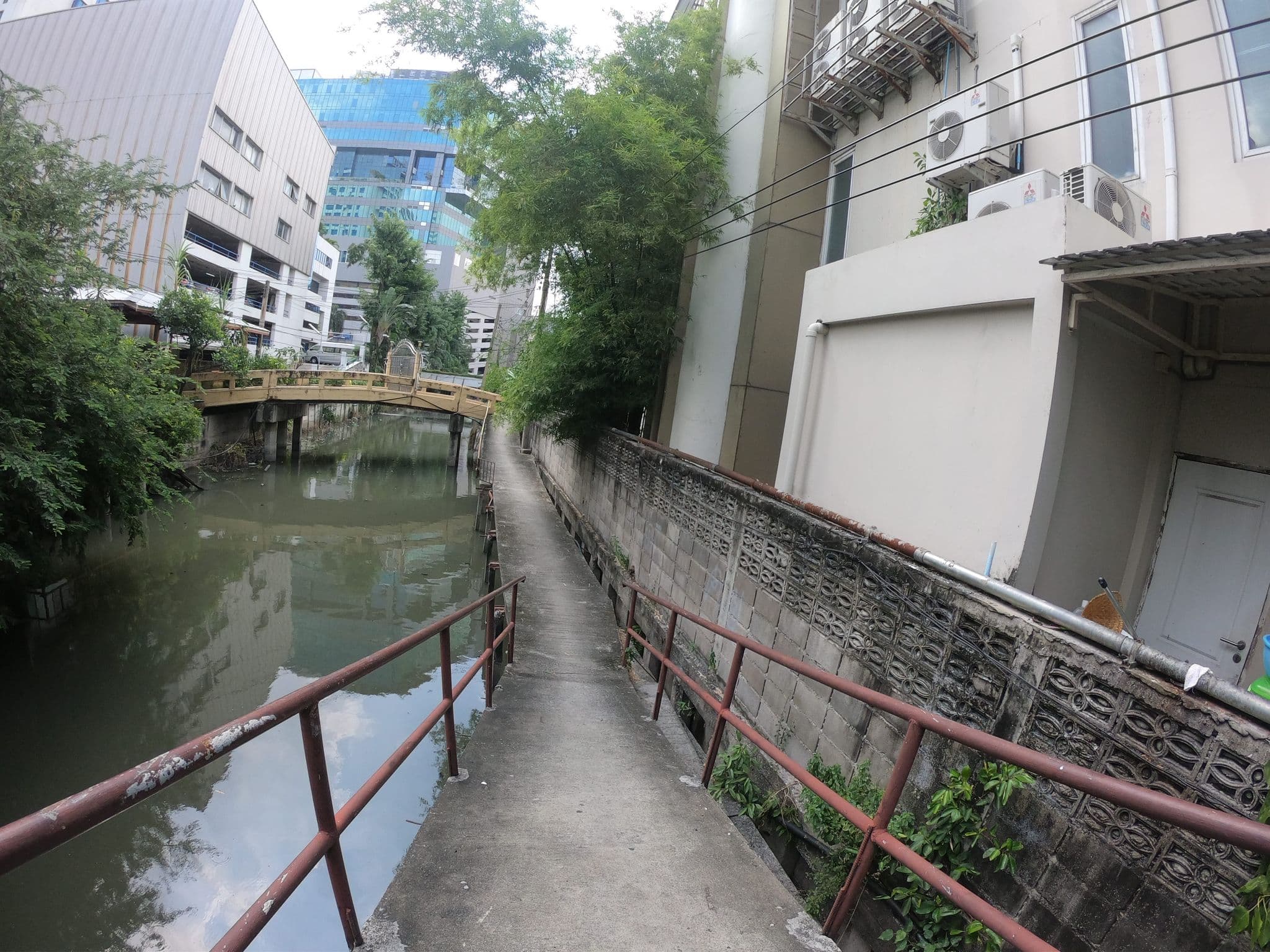 Street view near Chateau de Lee, Huai Khwang — © ozflor (CC BY-SA · Mapillary)