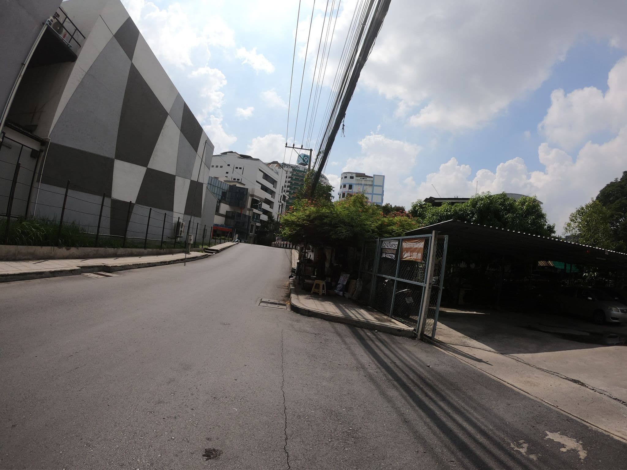 Street view near Bkk Unique, Huai Khwang — © ozflor (CC BY-SA · Mapillary)