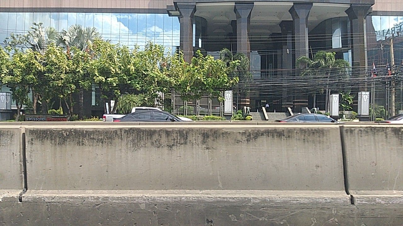 Street view near Swissotel Lobby, Huai Khwang — © ozflor (CC BY-SA · Mapillary)