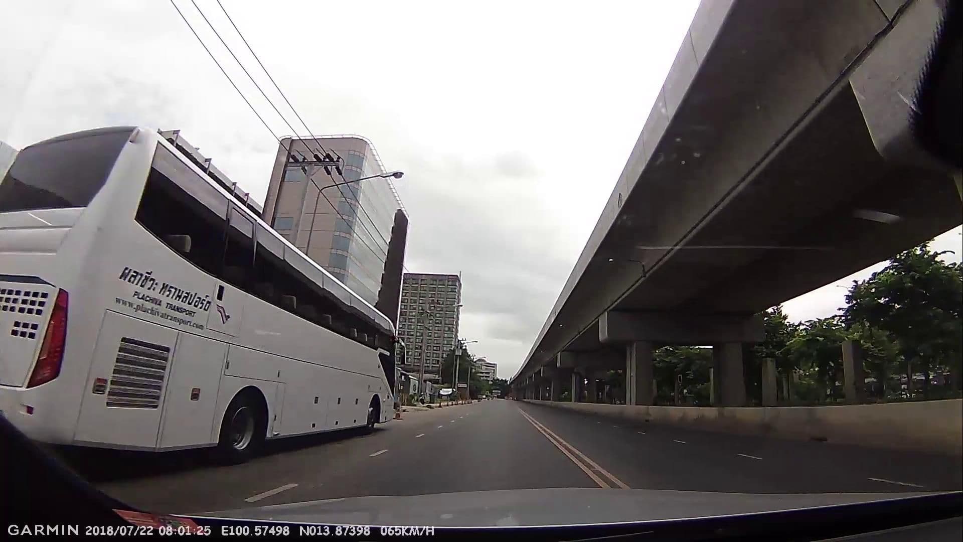 Street view near โรงแรมอัศวิน แกรนด์ คอนเวนชั่น, Lak Si — © cchingch (CC BY-SA · Mapillary)