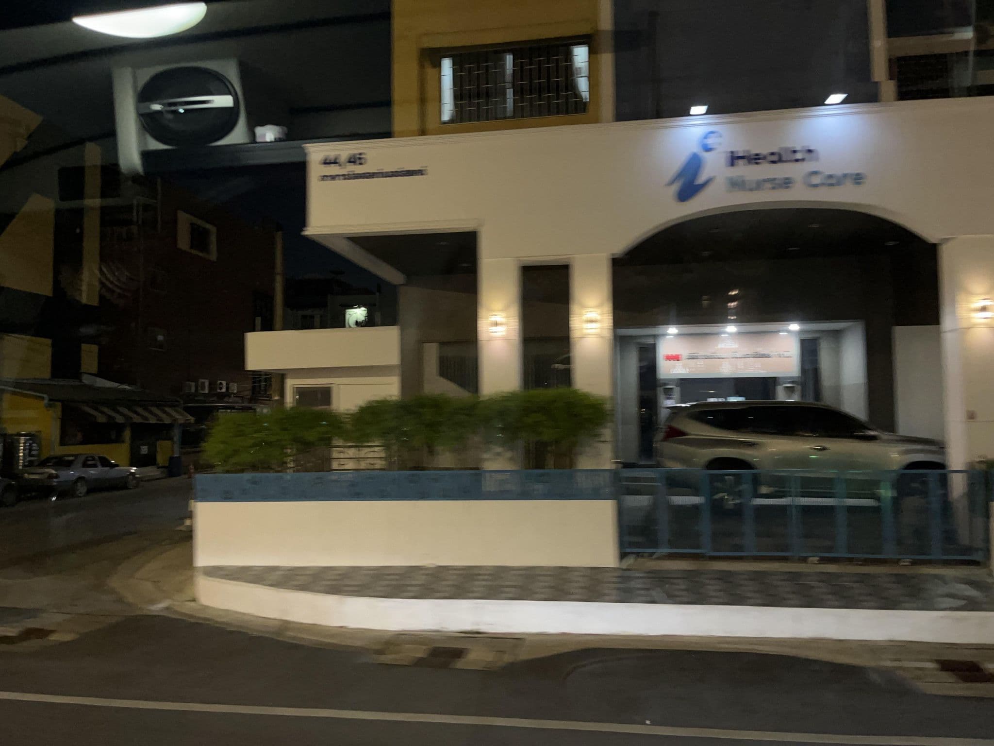 Street view near King Park Avenue Hotel (คิงปาร์ค อเวนิว), Bang Na — © DriveWithHoang (CC BY-SA · Mapillary)