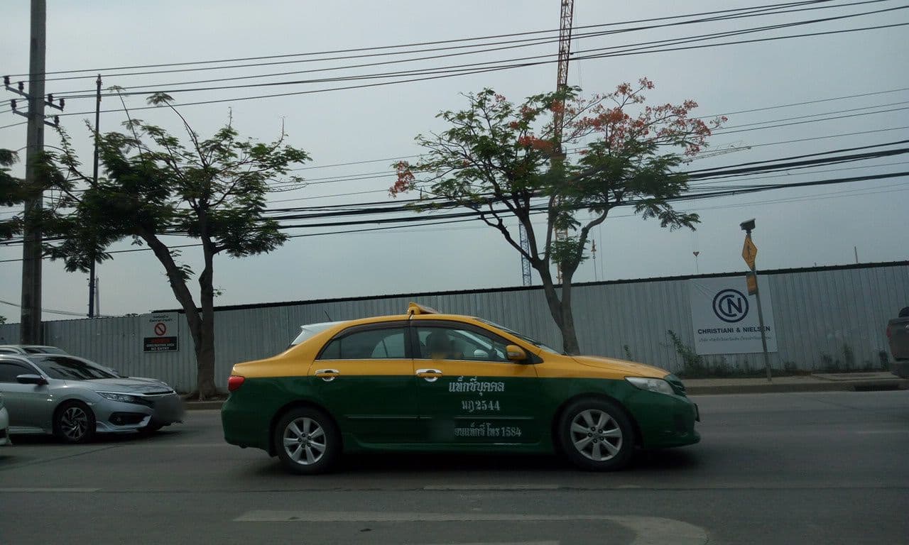 Street view near Courtyard By Marriott Suvarnabhumi Airport, Bangkok, Latkrabang — © ozflor (CC BY-SA · Mapillary)
