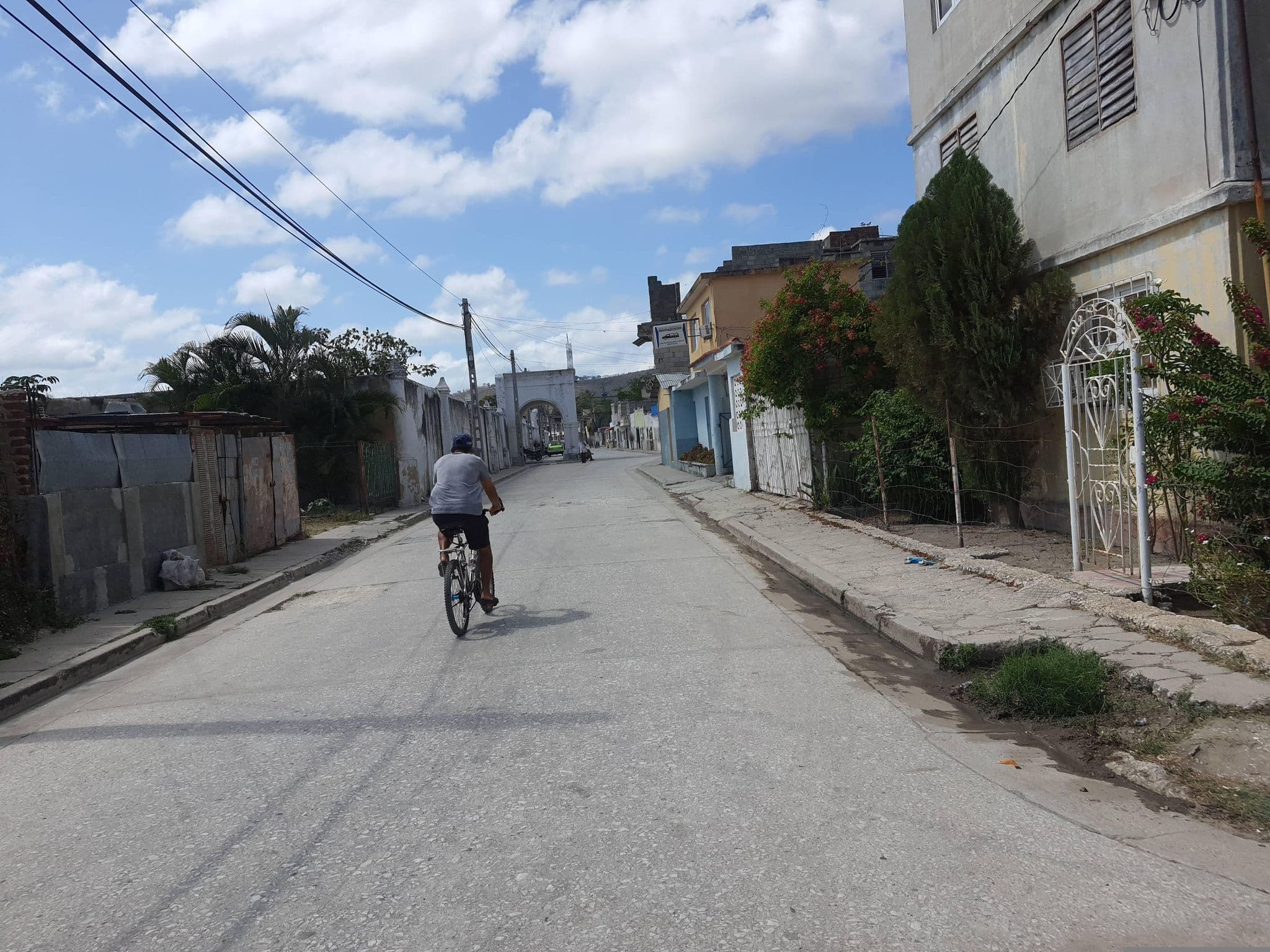 Street view near Casa Papy Erne, Holguín