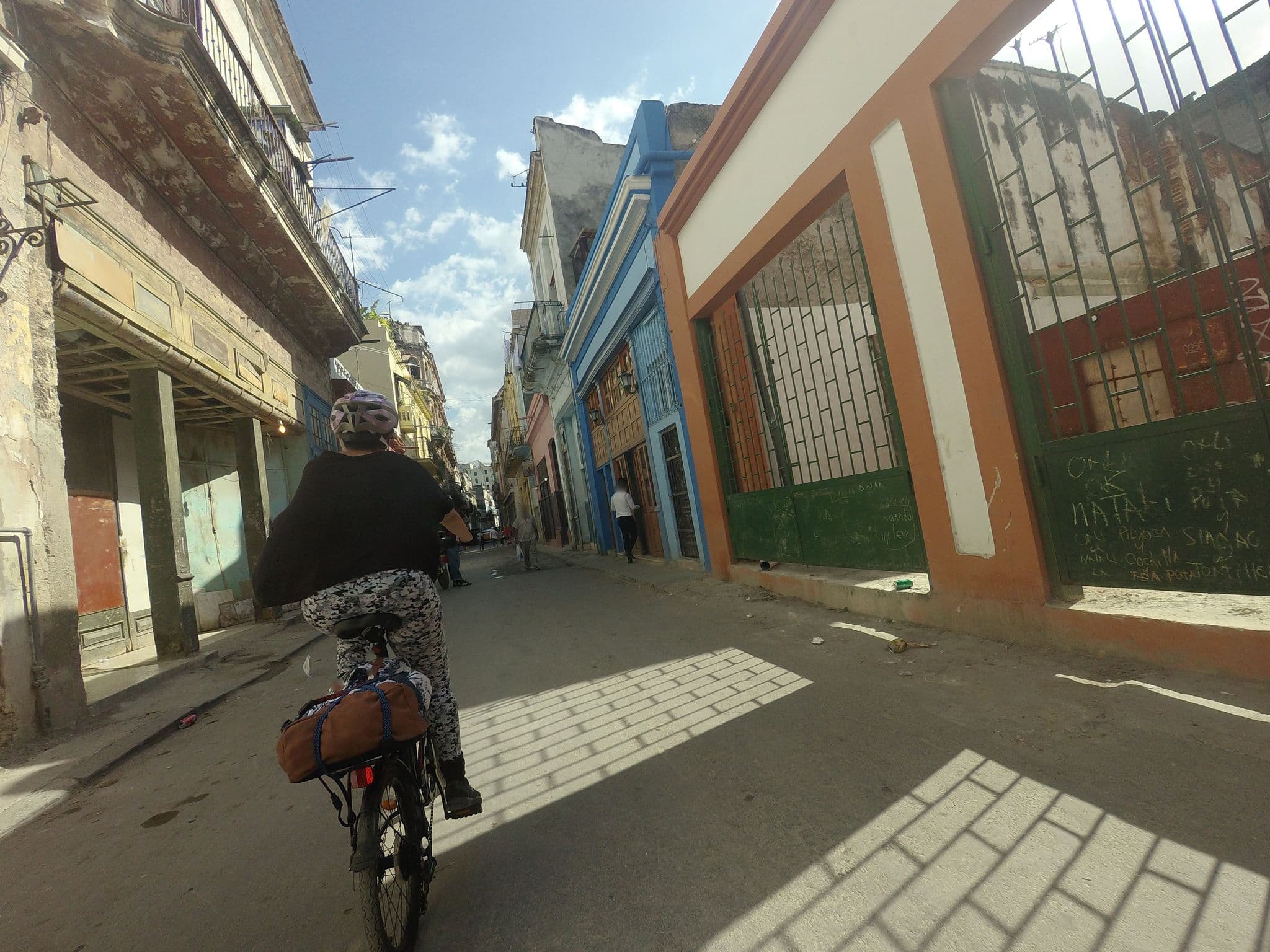 Street view near Hostal la Giraldilla, La Habana Vieja