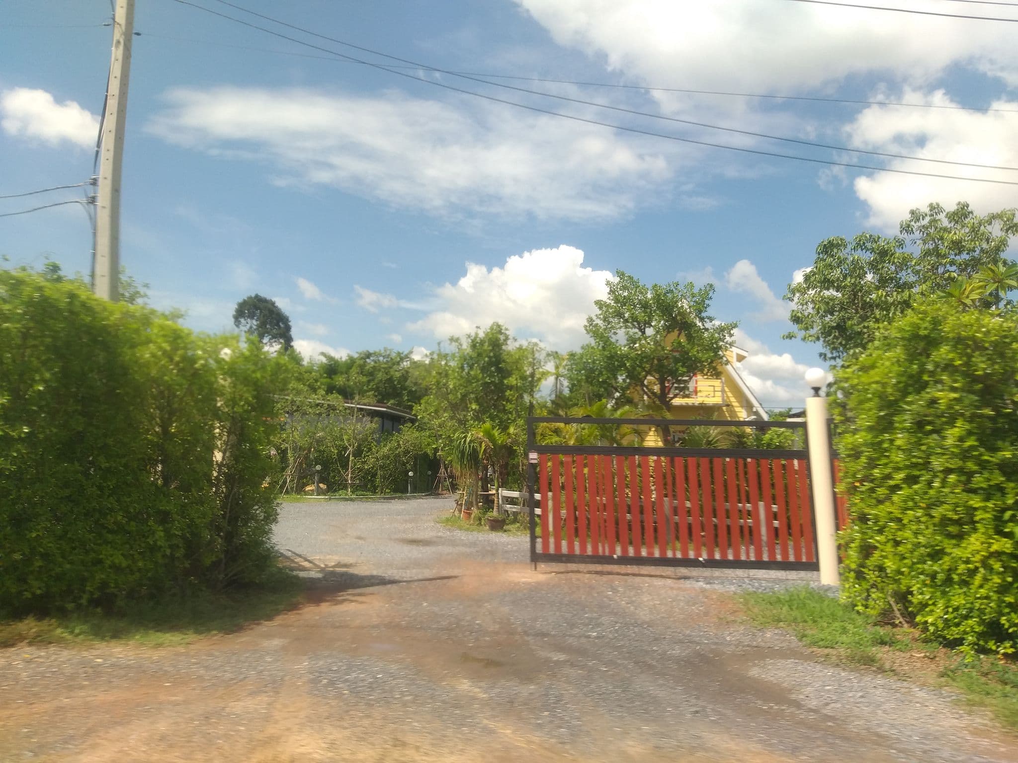 Street view near สวนบ้านลุงยศ, Nakhon Nayok — © ozflor (CC BY-SA · Mapillary)