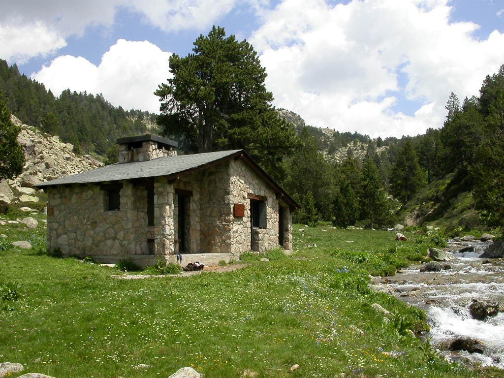 Refugi Riu dels Orris (via Wikimedia Commons, CC BY-SA 3.0)