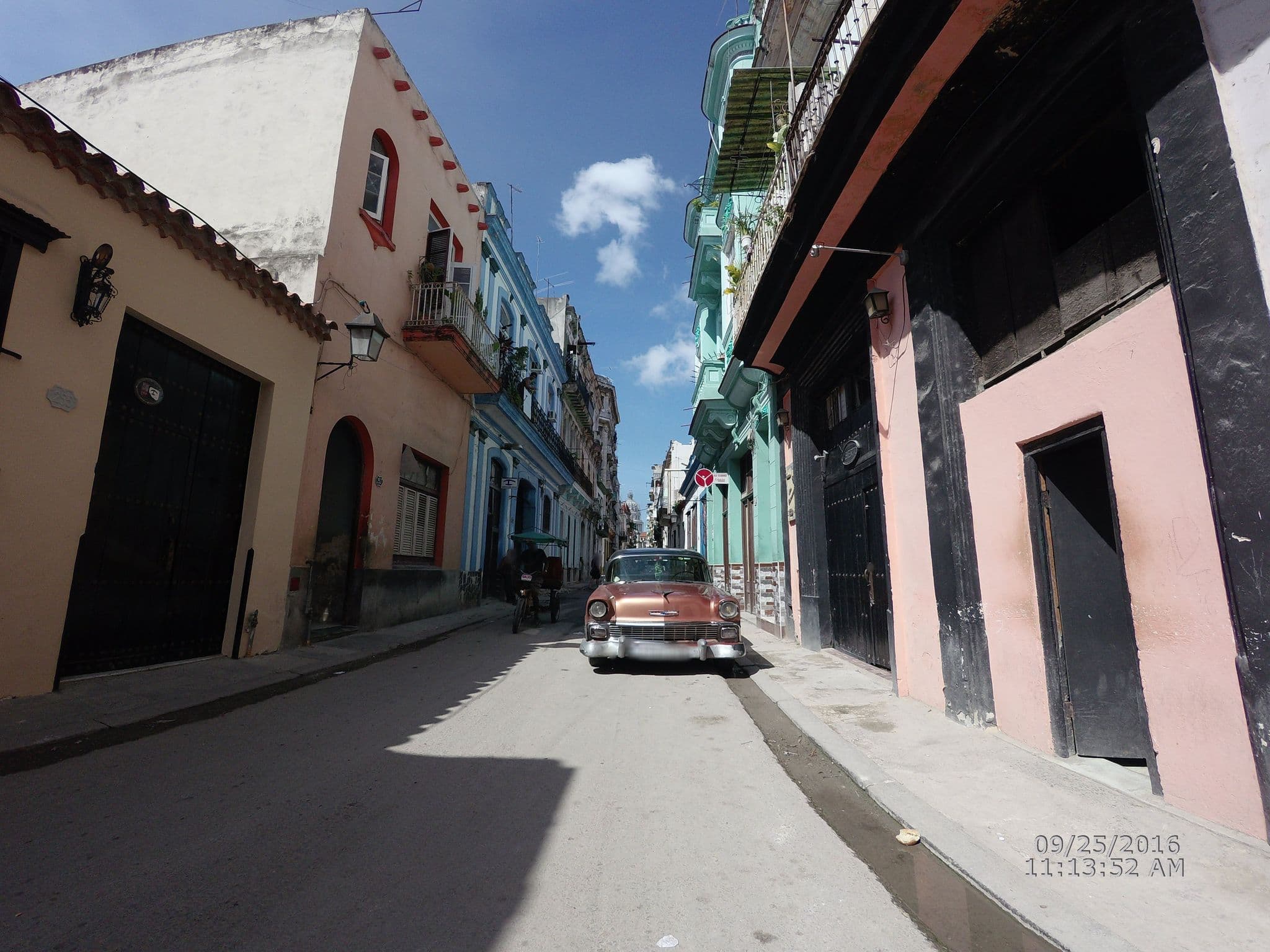 Street view near Casa Lidia, La Habana Vieja
